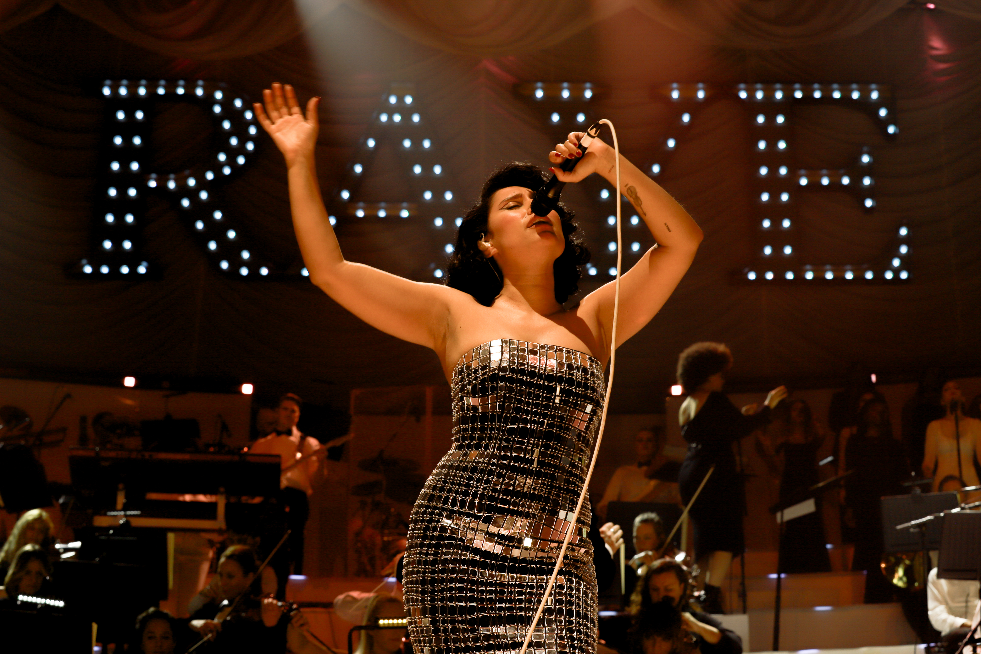 Sängerin Raye unterbrach ihr Orchester während des Hits „Prada“, um zu verhindern, dass sich zwei Fans in der Menge stritten