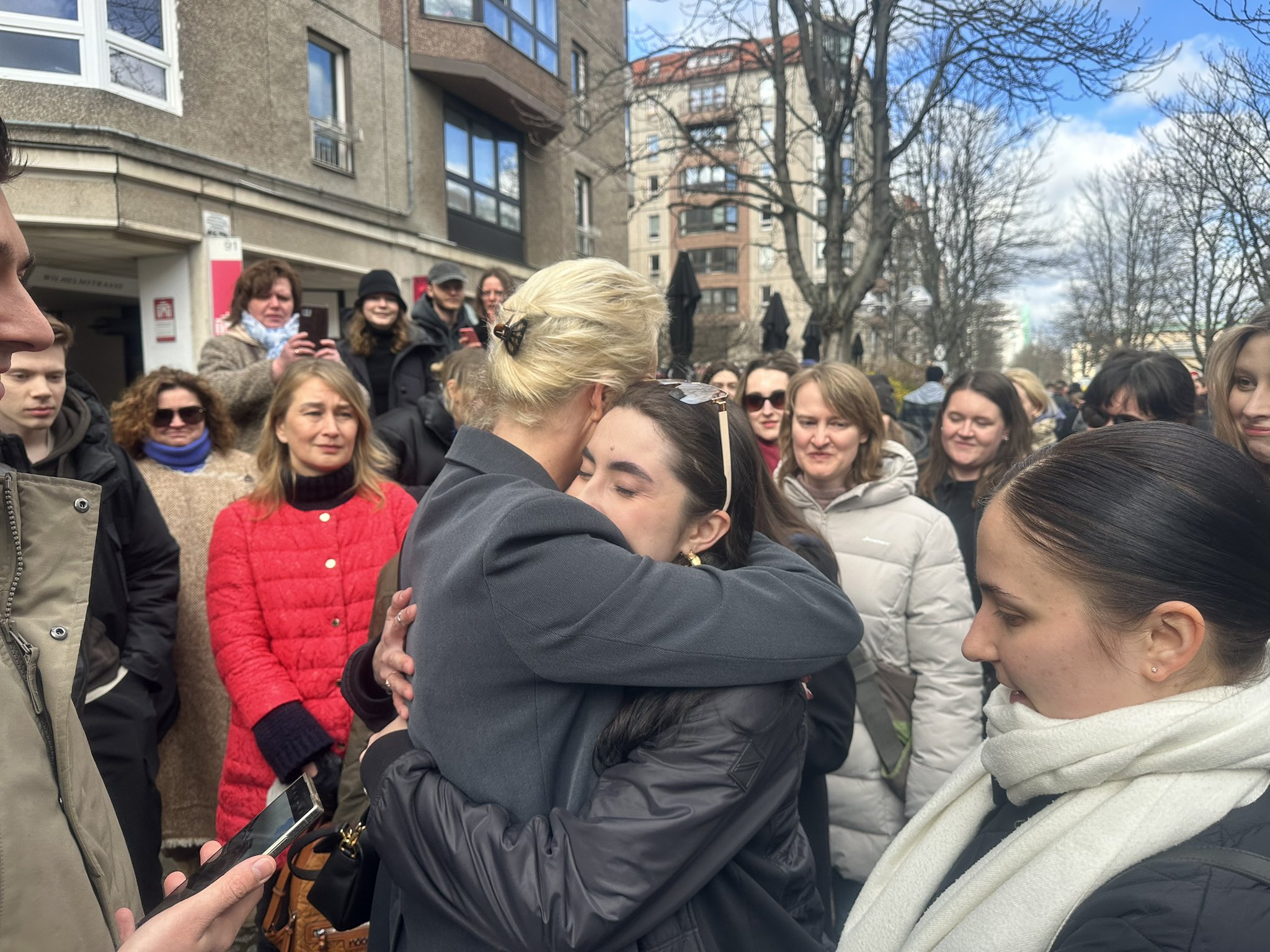 Yulia umarmt einen Unterstützer in der Berliner Menge