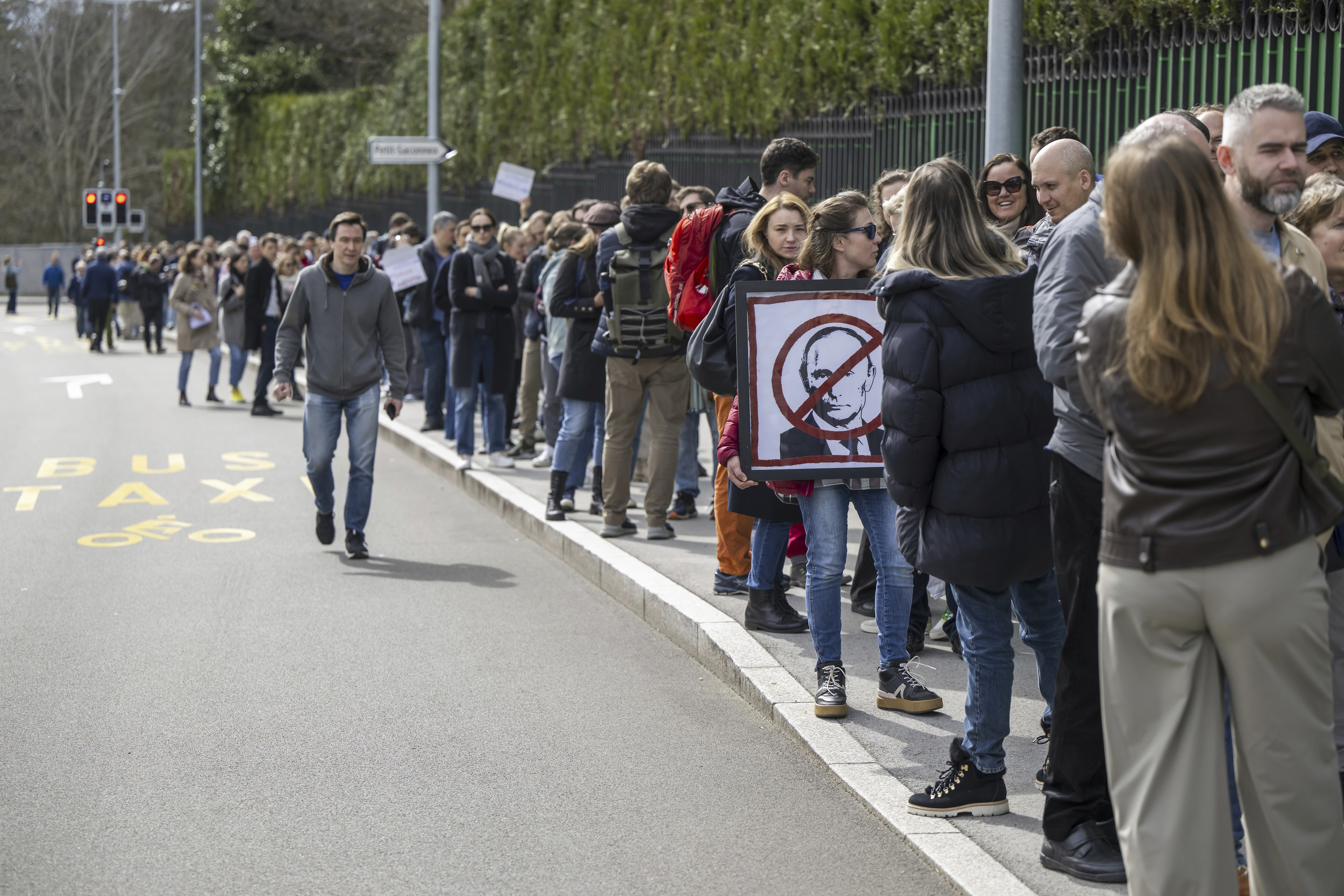 In der Schweiz lebende Russen protestieren am Mittag in Genf in der Nähe der Botschaft