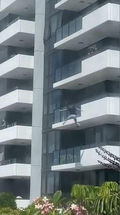 Der Mann schwebt nach seinem Sprung mindestens ein paar Stockwerke weiter