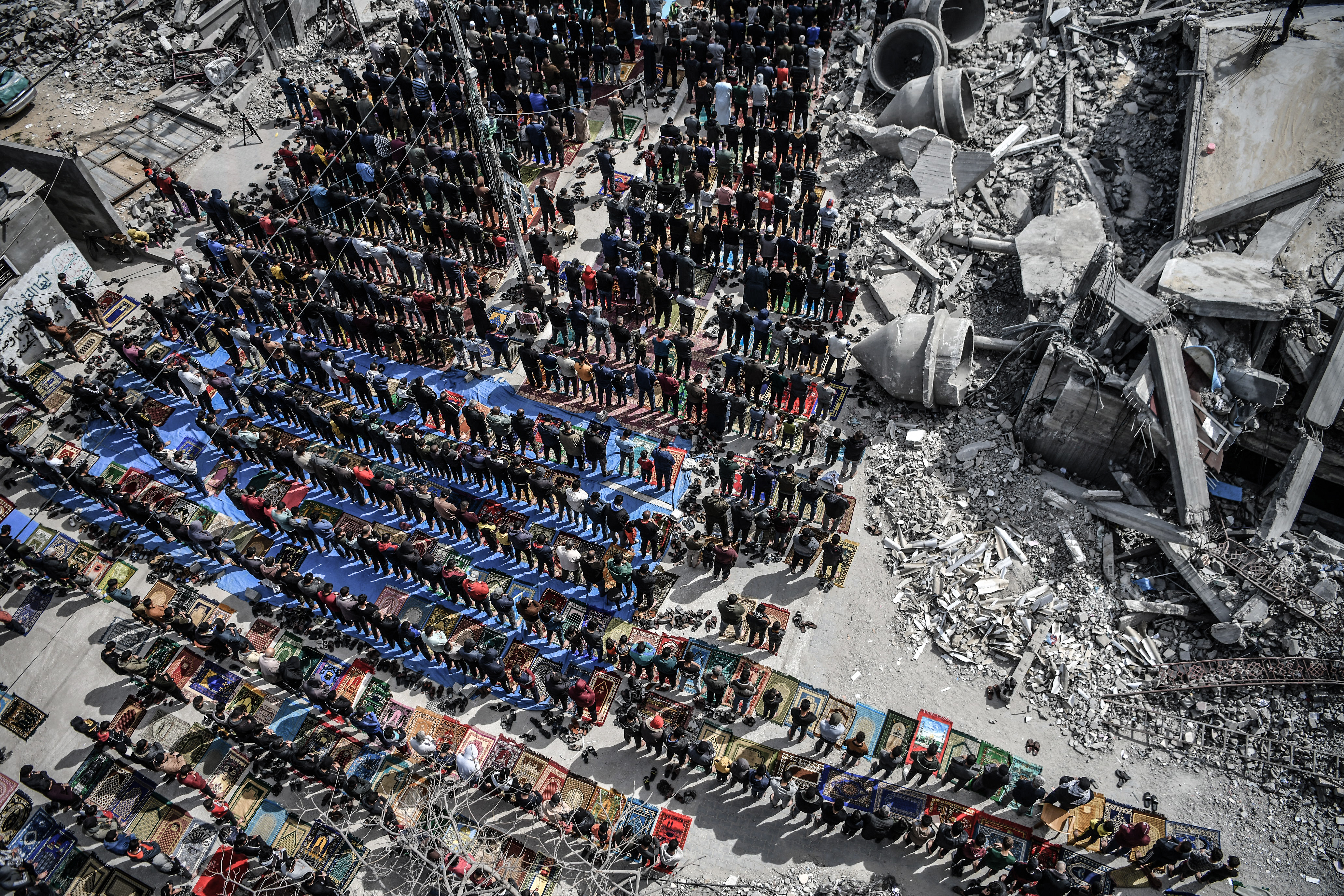 Palästinenser beten am 1. März in Rafah zwischen den Trümmern der Al-Farooq-Moschee, die bei einem israelischen Angriff zerstört wurde