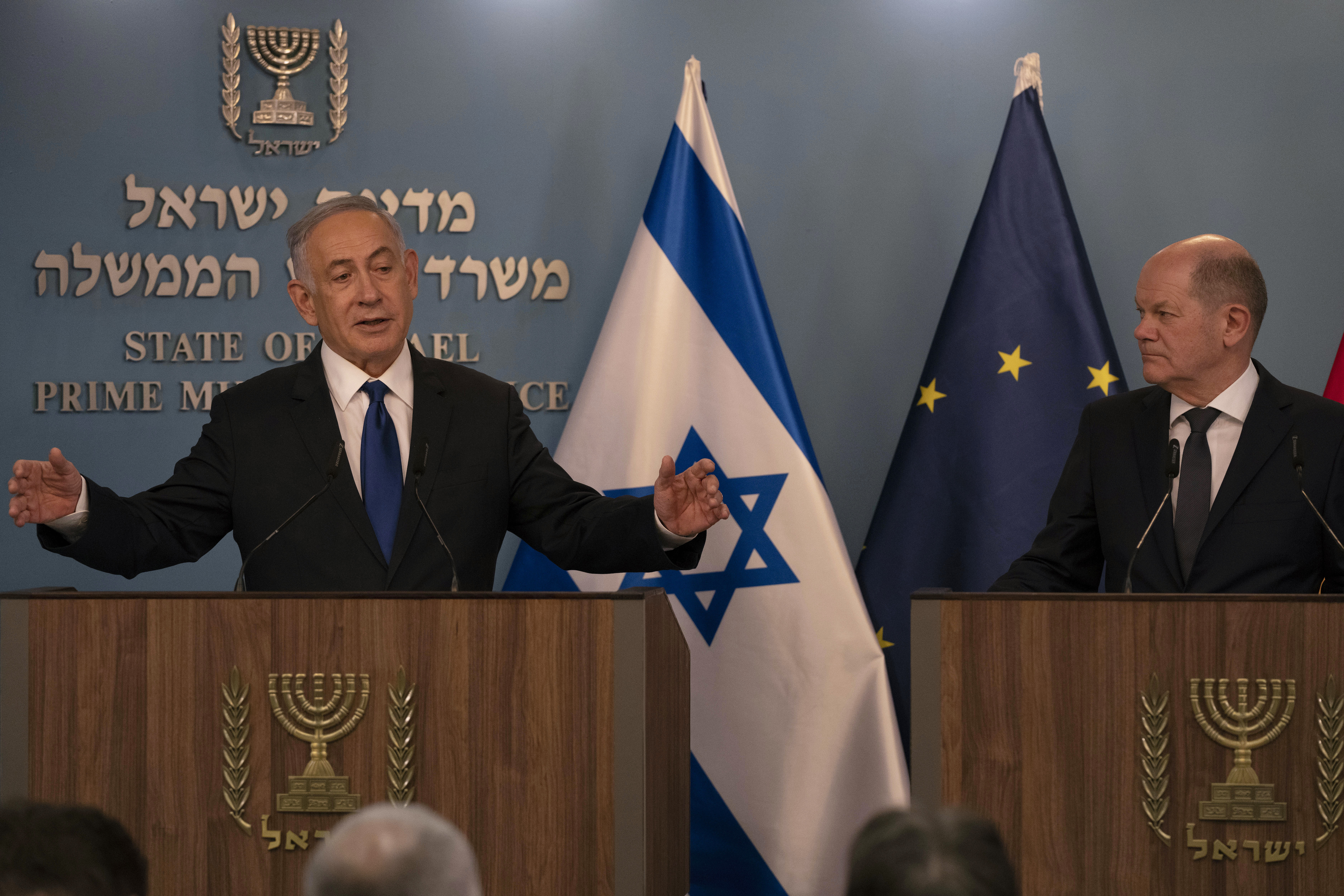Netanjahu (links) hält seine Rede nach einem Treffen mit Bundeskanzler Olaf Scholz
