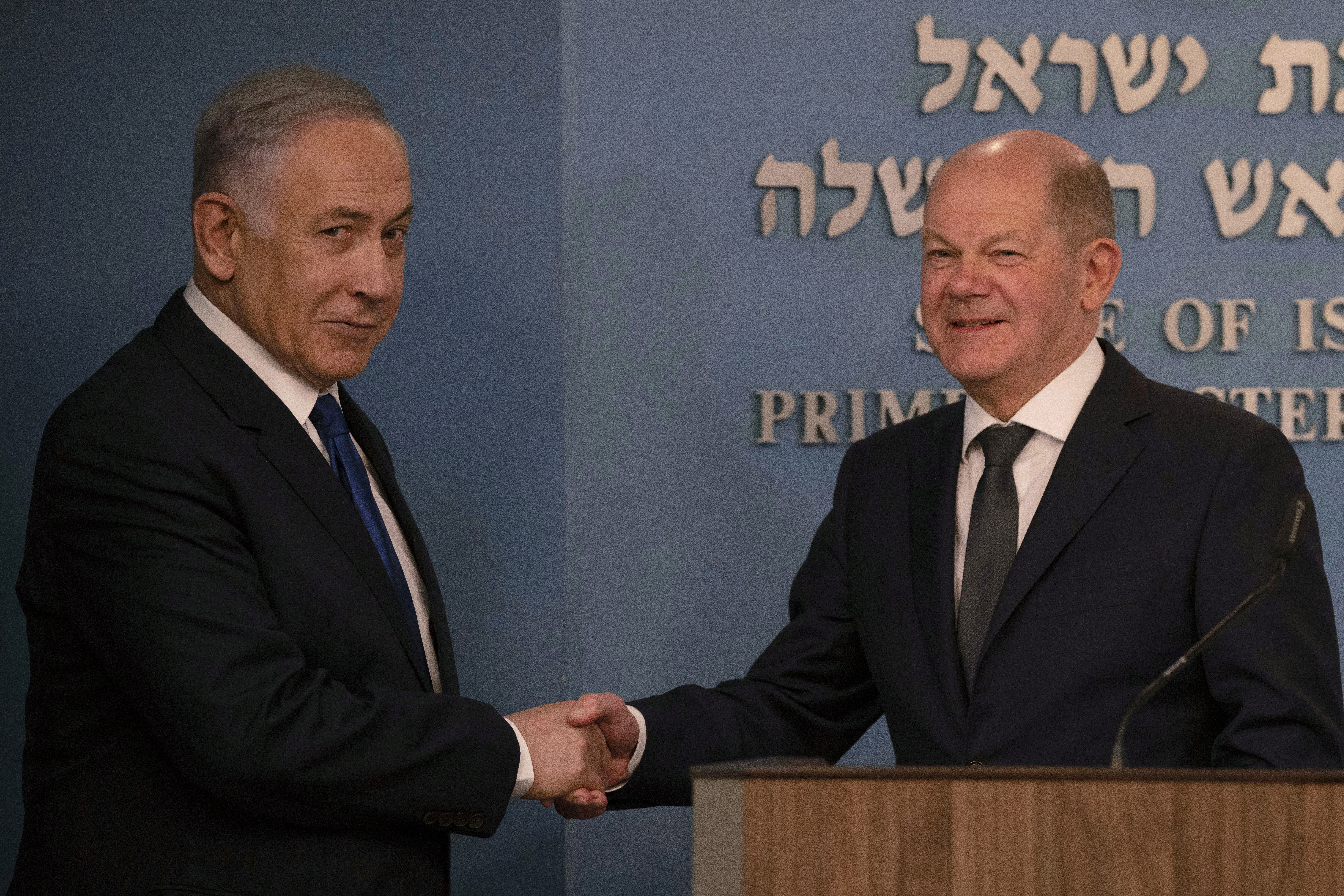 Der israelische Premierminister und Scholz geben sich nach ihren Reden die Hand