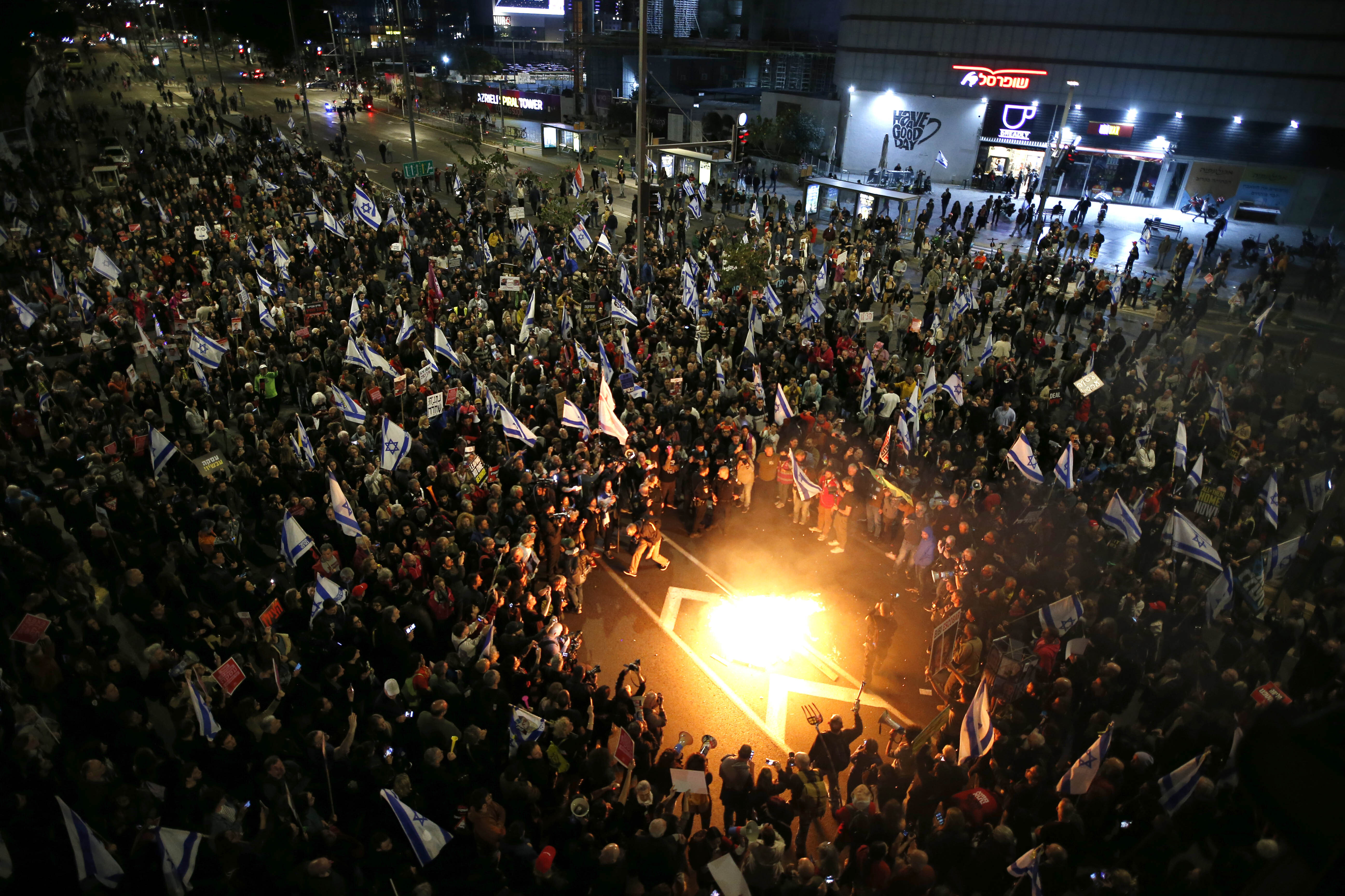 In Tel Aviv, Israel, versammeln sich Menschen aus Protest gegen Netanyahu und seine Regierung