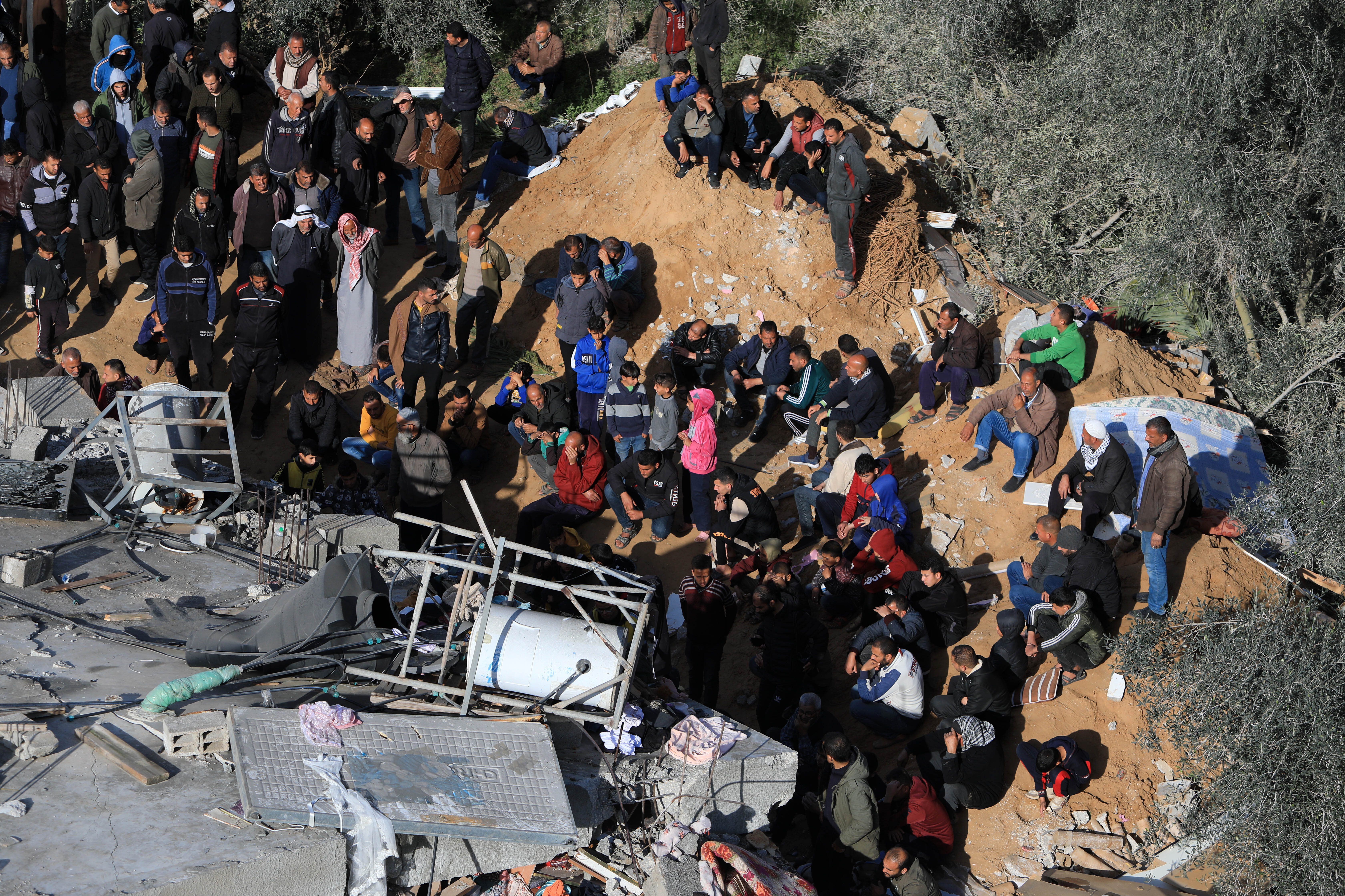 Palästinenser führen Such- und Rettungsaktionen in den Trümmern durch, nachdem ein israelischer Angriff am 4. März ein Gebäude in Rafah zerstört hat