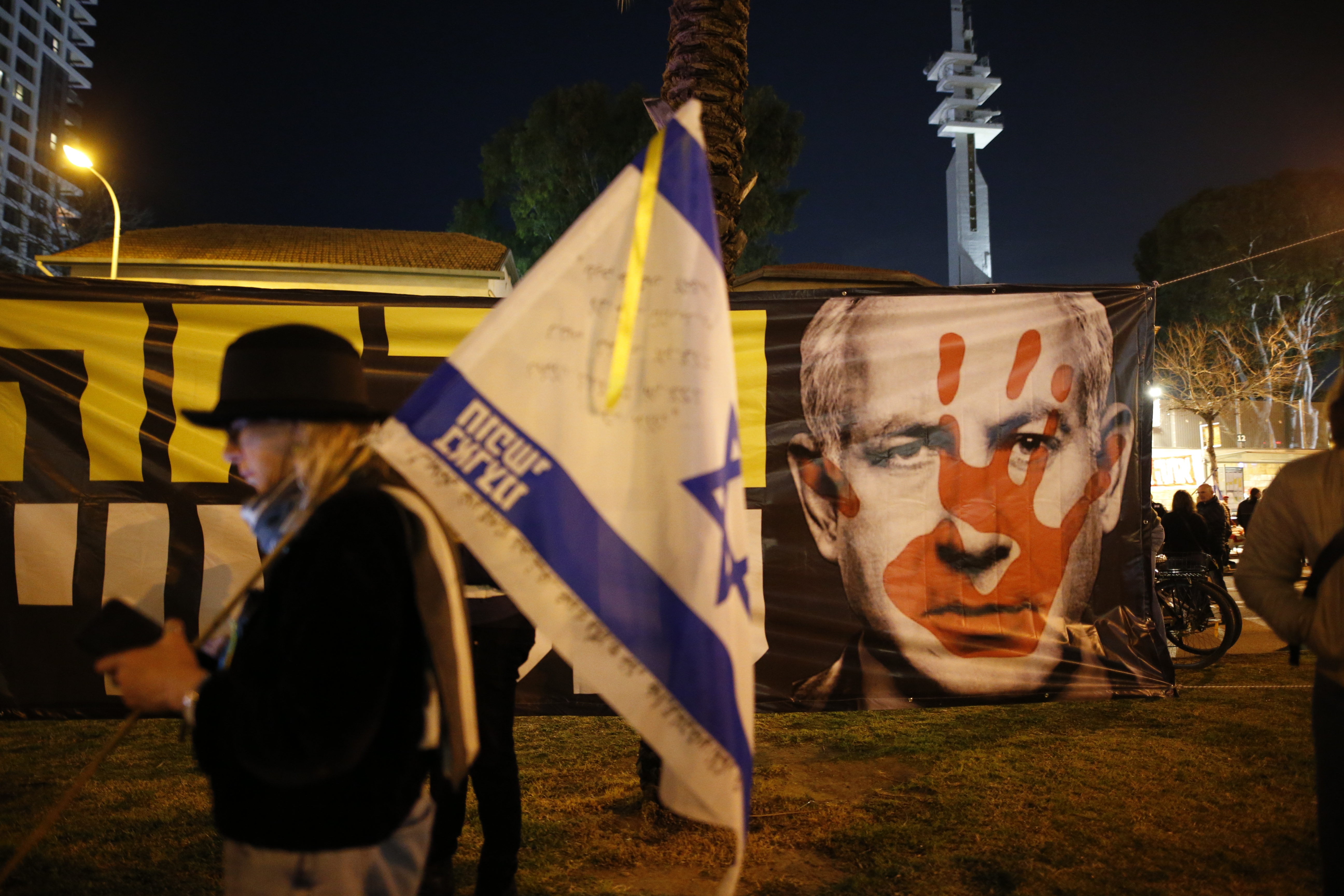 Demonstranten fordern den Rücktritt Netanjahus und vorgezogene Neuwahlen