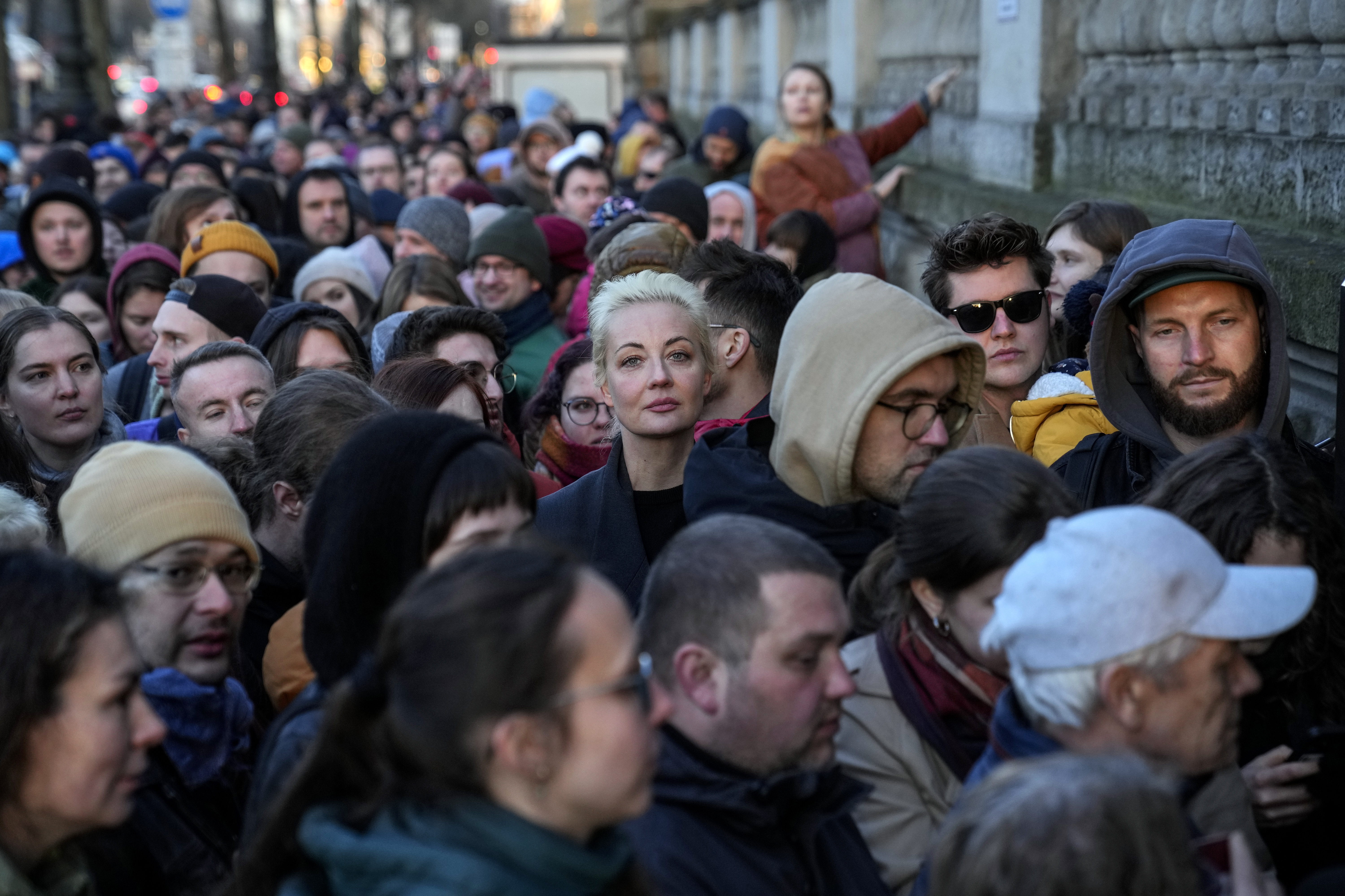 Nawalnys Witwe Julia Nawalnaja (Mitte) steht am Sonntag mit anderen Wählern in einer Schlange in einem Wahllokal in der Nähe der russischen Botschaft in Berlin