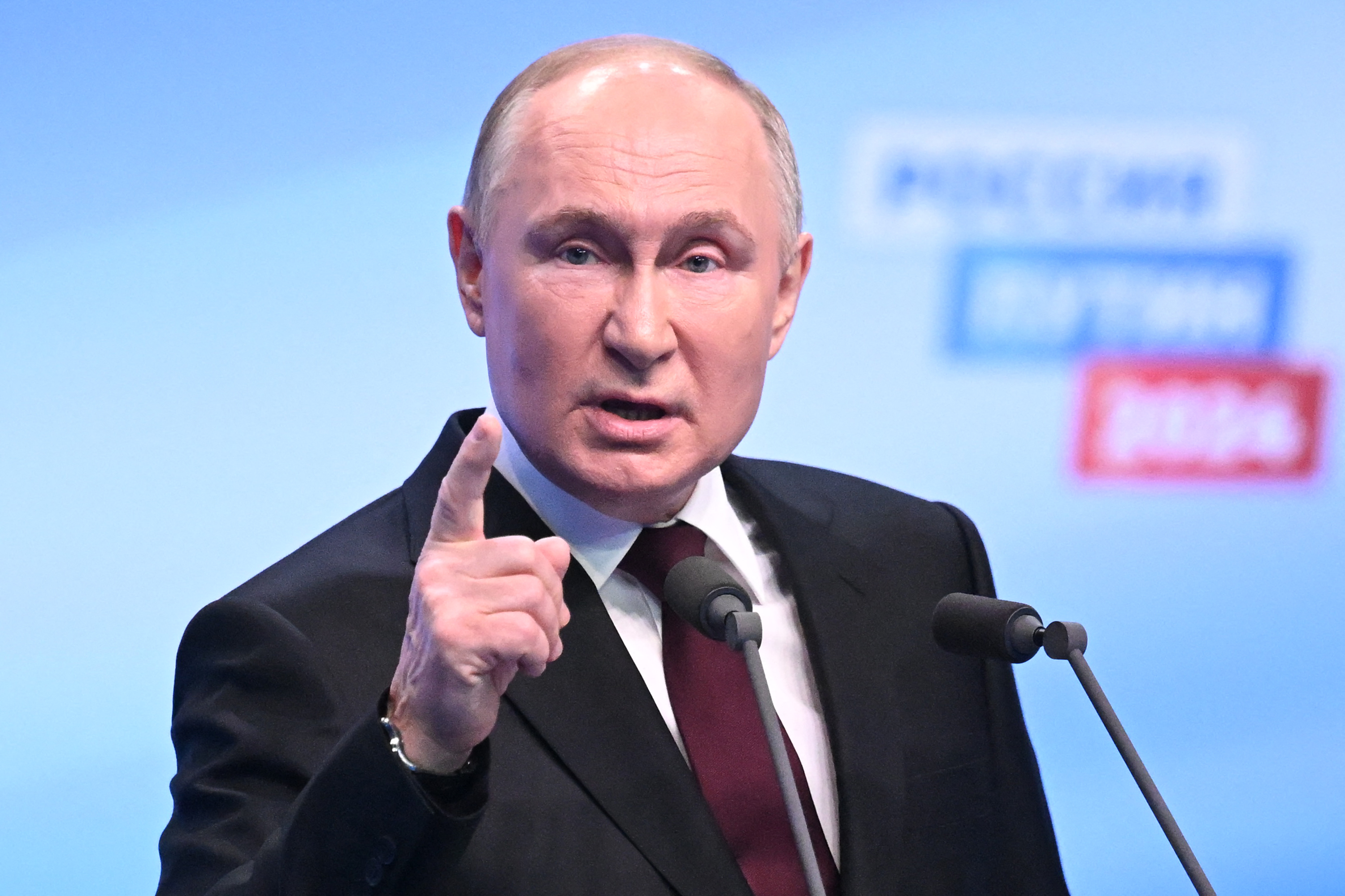 Putin trifft sich am frühen Montagmorgen Ortszeit in seinem Wahlkampfhauptquartier in Moskau mit den Medien