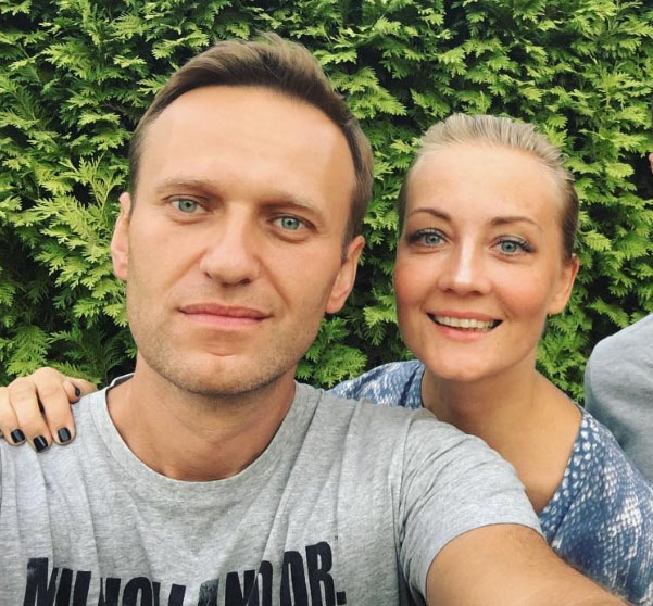 Der russische Oppositionsführer Alexej Nawalny ist mit seiner Frau Julia Nawalnaja abgebildet