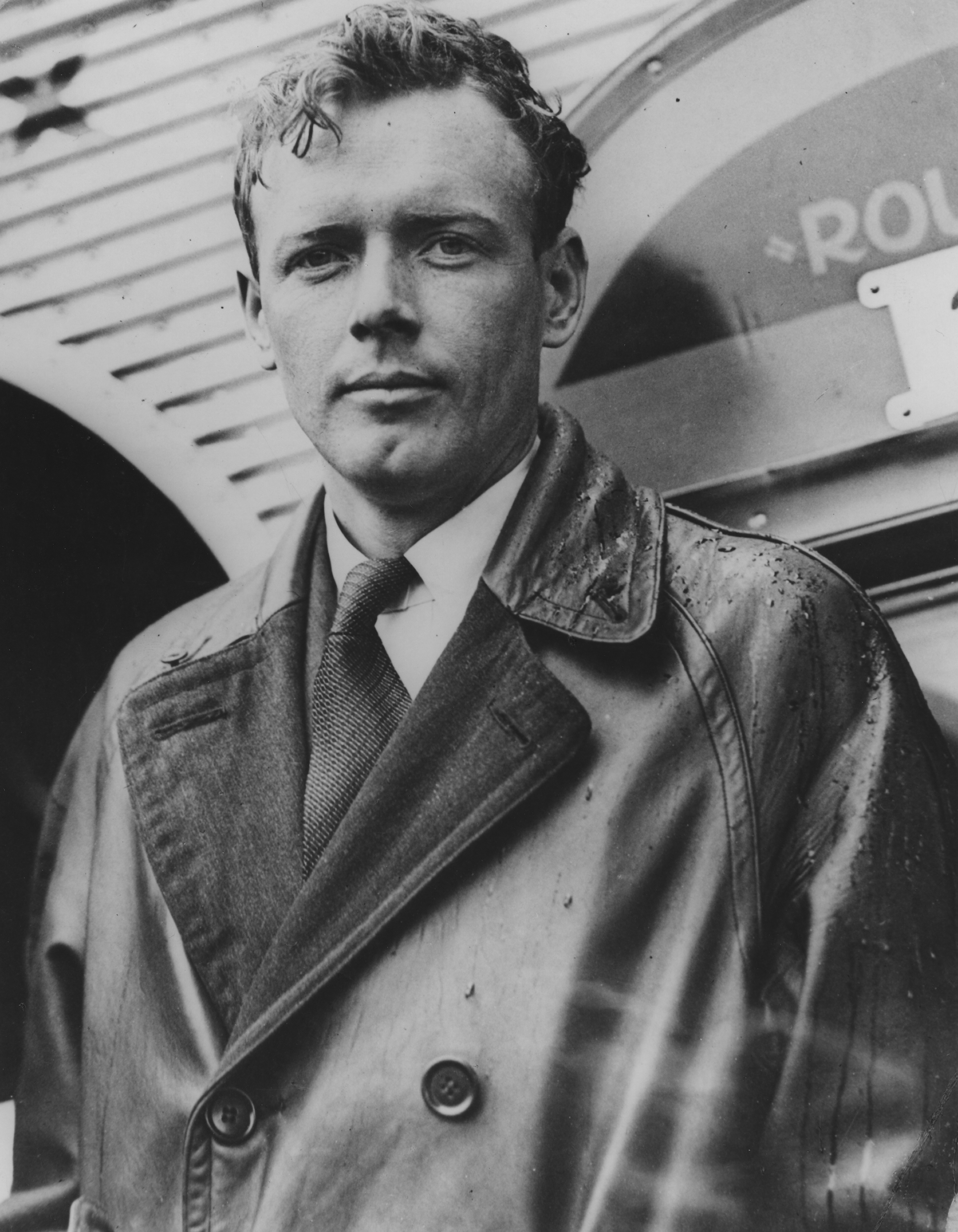 Der 1930 gesehene Militäroffizier Lindbergh galt als amerikanischer Held, weil er der erste Mensch war, der nonstop von New York City nach Paris flog