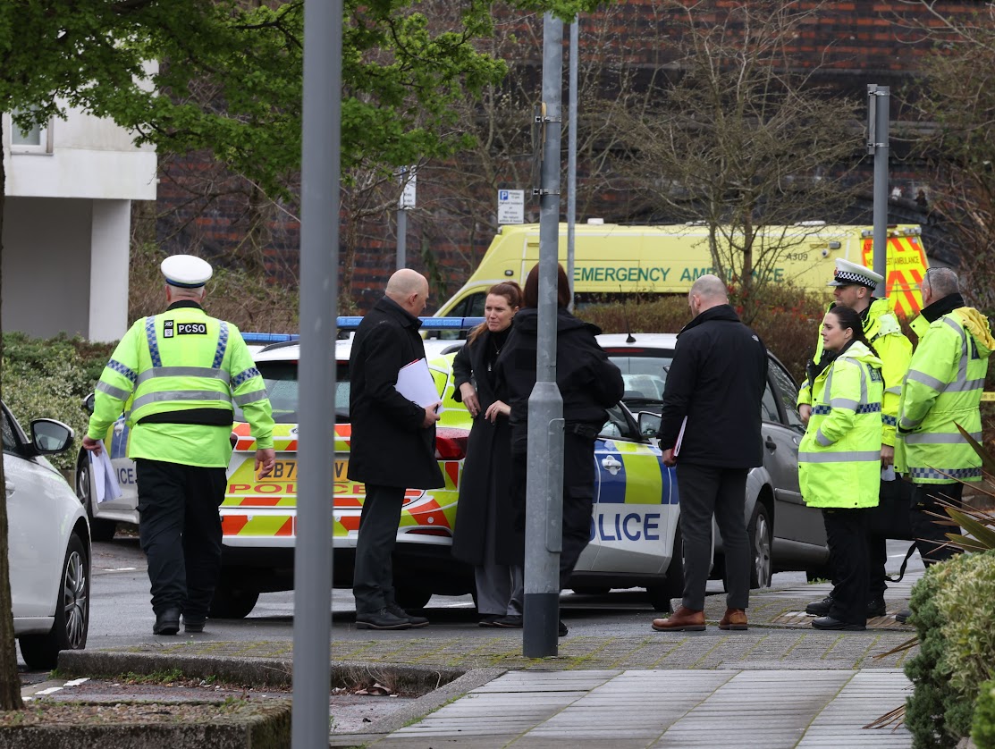 Der 57-Jährige wurde am Samstag kurz vor 11 Uhr im Stadtteil Beswick in Manchester leblos aufgefunden