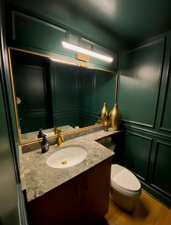 Er strich das Badezimmer dunkelgrün und versah seinen Spiegel mit Goldverzierungen