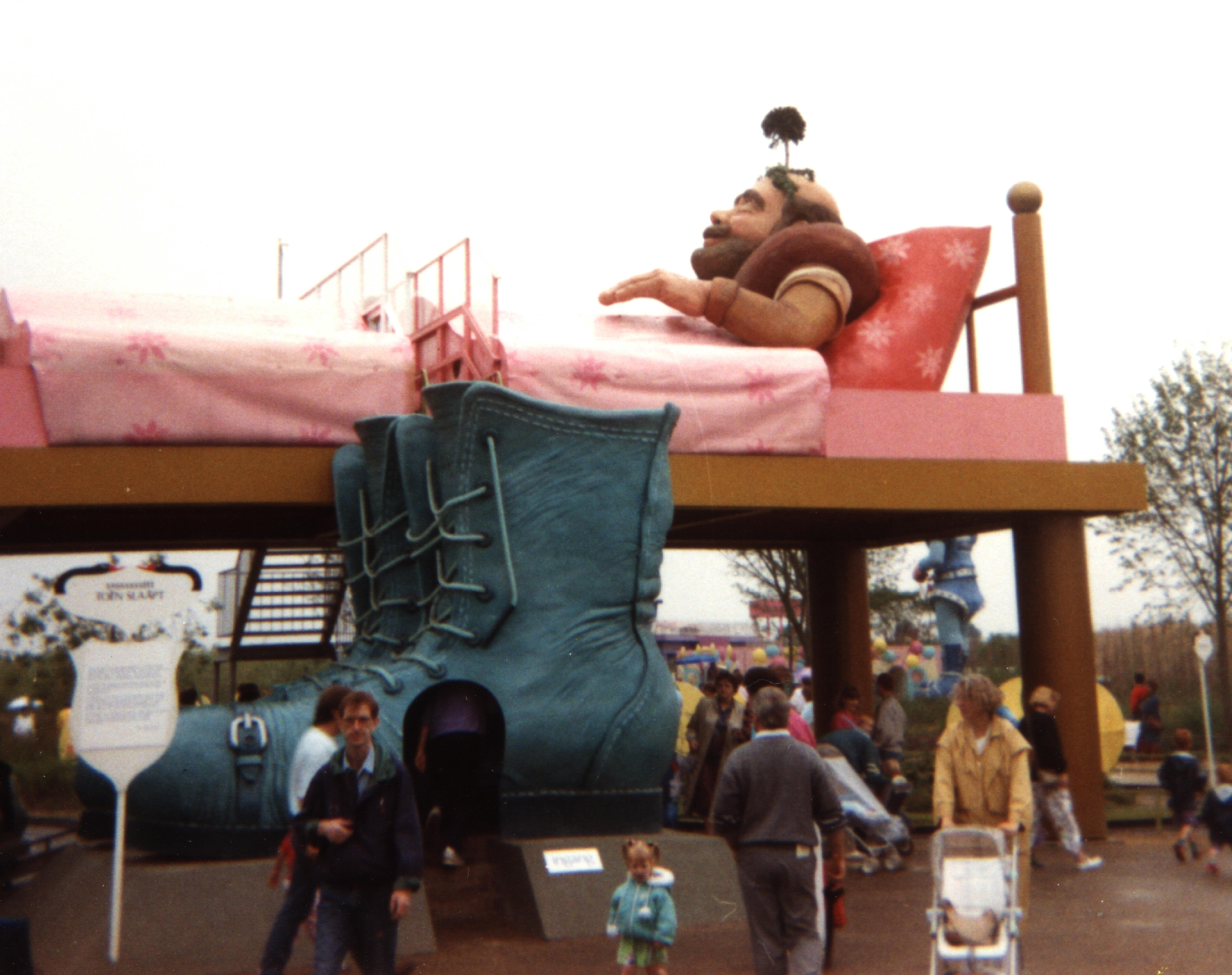 Menschen, die in den 90er Jahren mit Kindern den Freizeitpark besuchten
