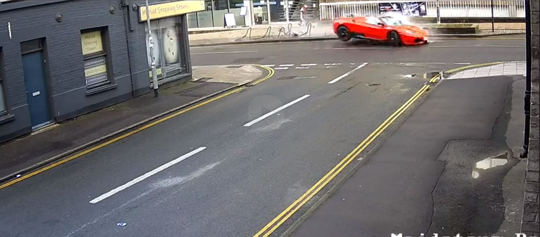 Sein Ferrari geriet außer Kontrolle und prallte gegen einen Fahrradständer