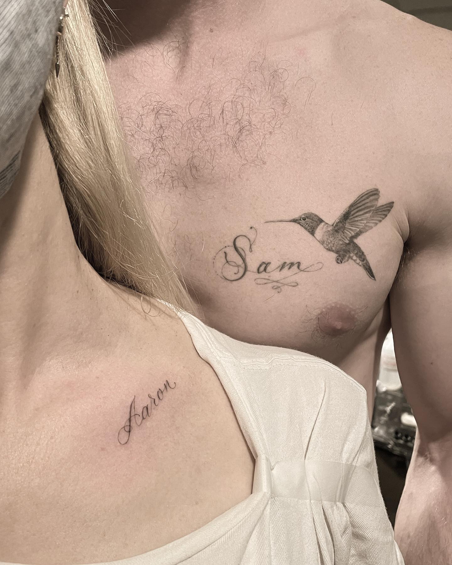 Das Paar hat passende Tattoos