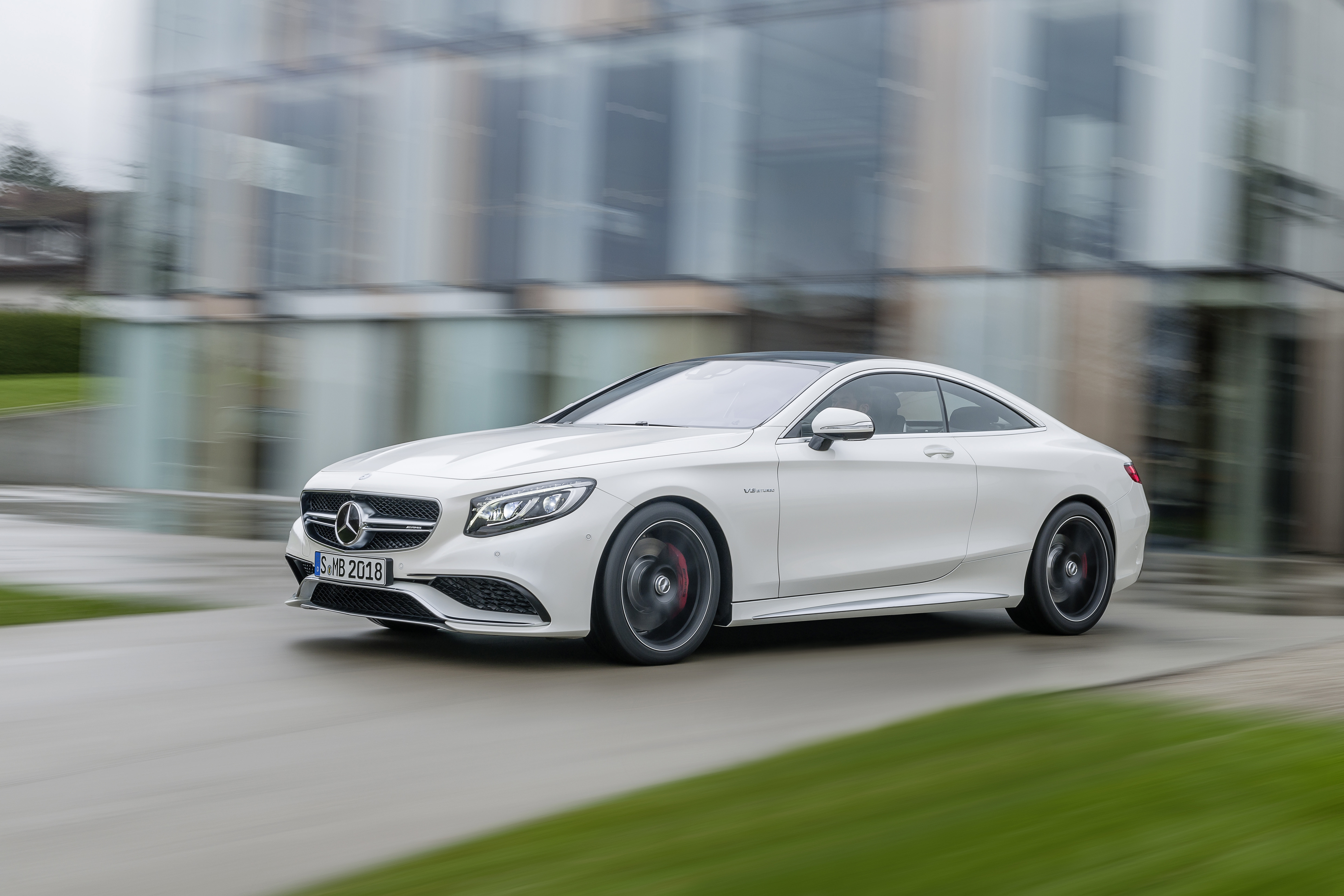 Ein weiteres Luxusauto, das der Bond-Hoffnungsträger besitzt, ist ein 120.000 Pfund teurer Mercedes-Benz