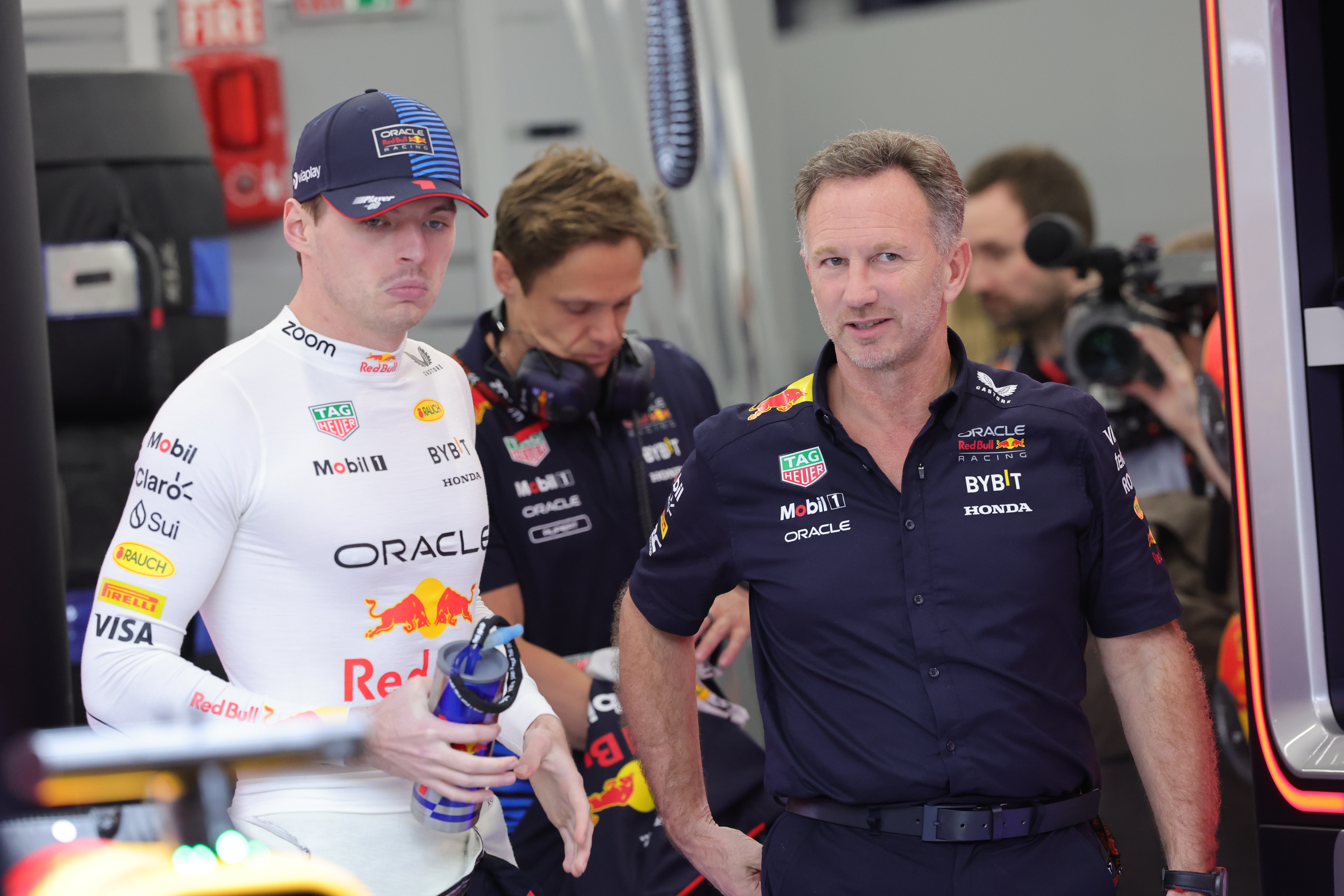 Verstappen (links) wurde nach der Sexting-Kontroverse um Christian Horner (rechts) mit einem Ausstieg aus Red Bull in Verbindung gebracht.