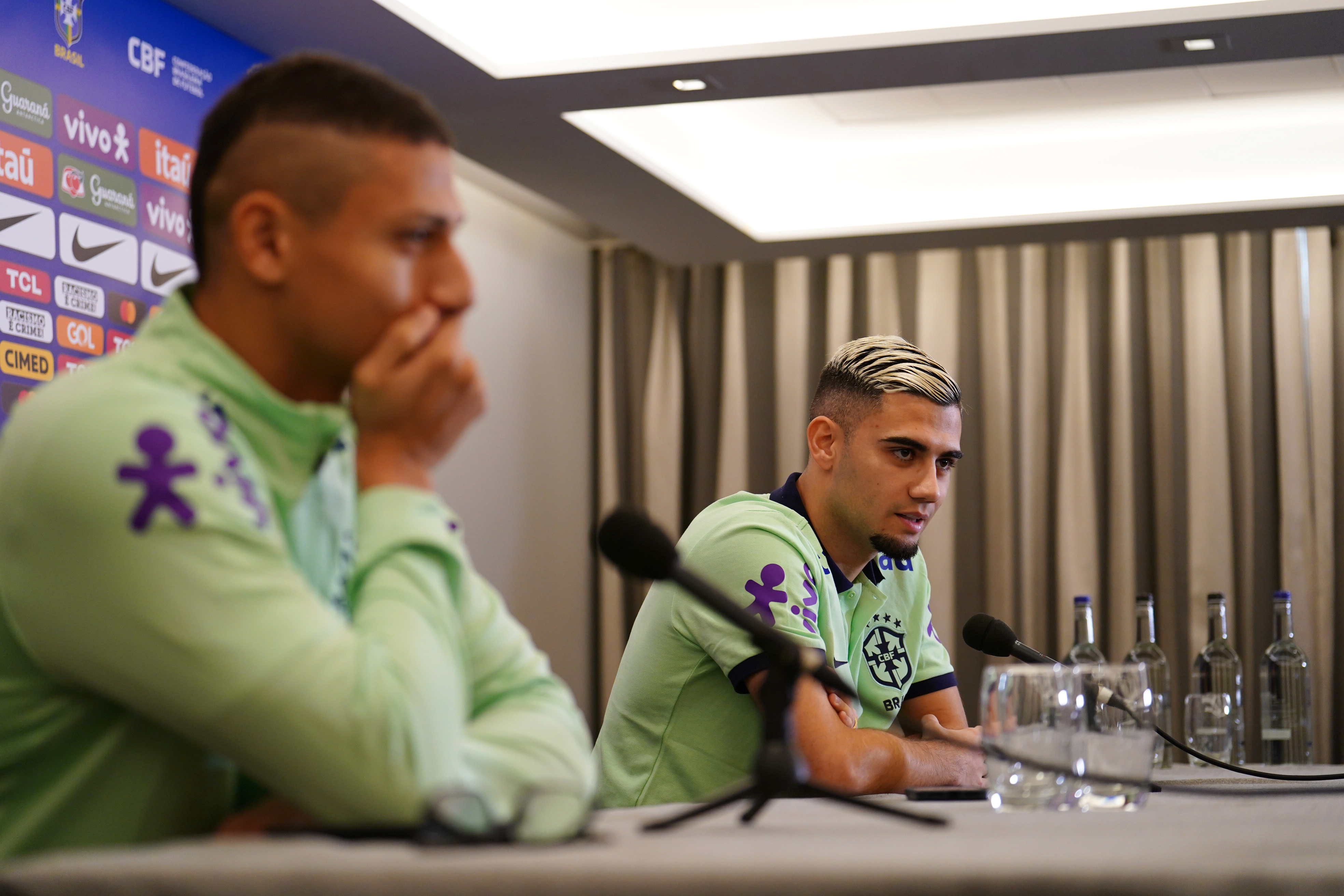 Pereira erschien neben Richarlison auf einer Pressekonferenz