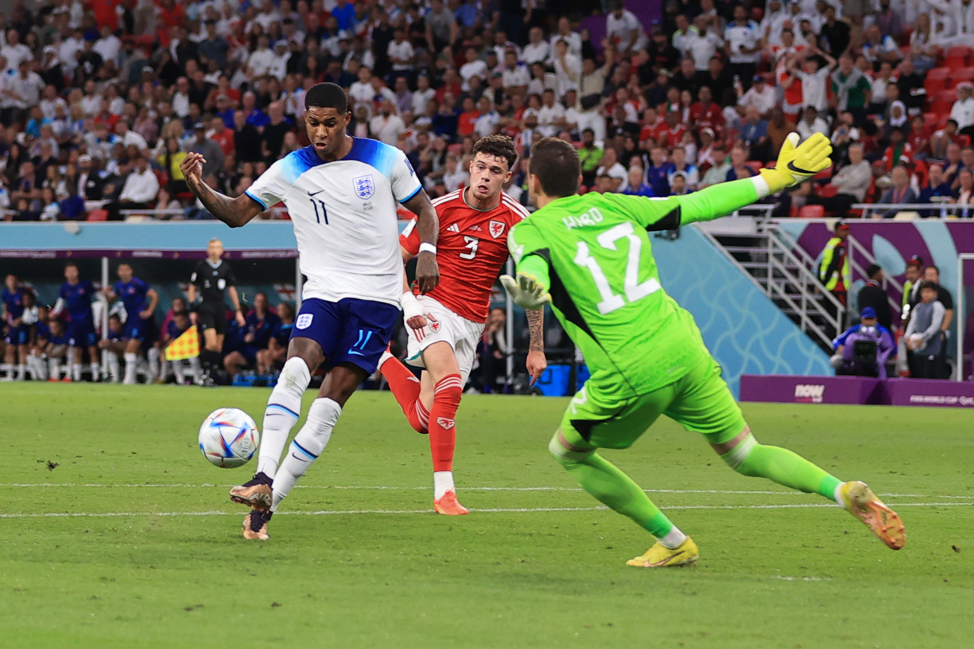 Dragons-Keeper Ward wehrt sich bei der Weltmeisterschaft 2022 gegen Englands Marcus Rashford