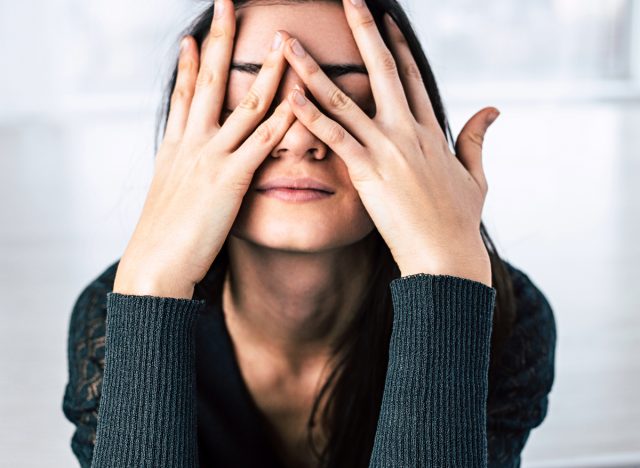 Frau bedeckt ihre Augen und fühlt sich gestresst, Konzept für Möglichkeiten, Stress in weniger als fünf Minuten abzubauen