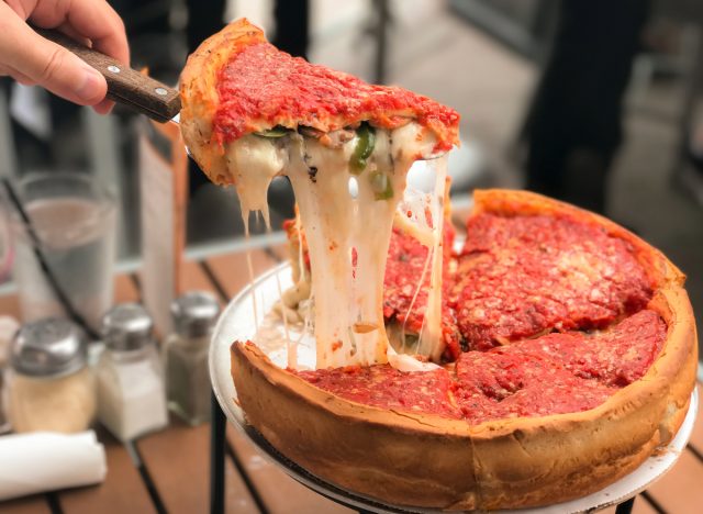 Deep-Dish-Pizza im Chicago-Stil