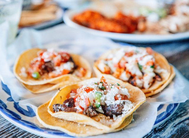 Carnitas-Tacos bei Chevy's Fresh Mex