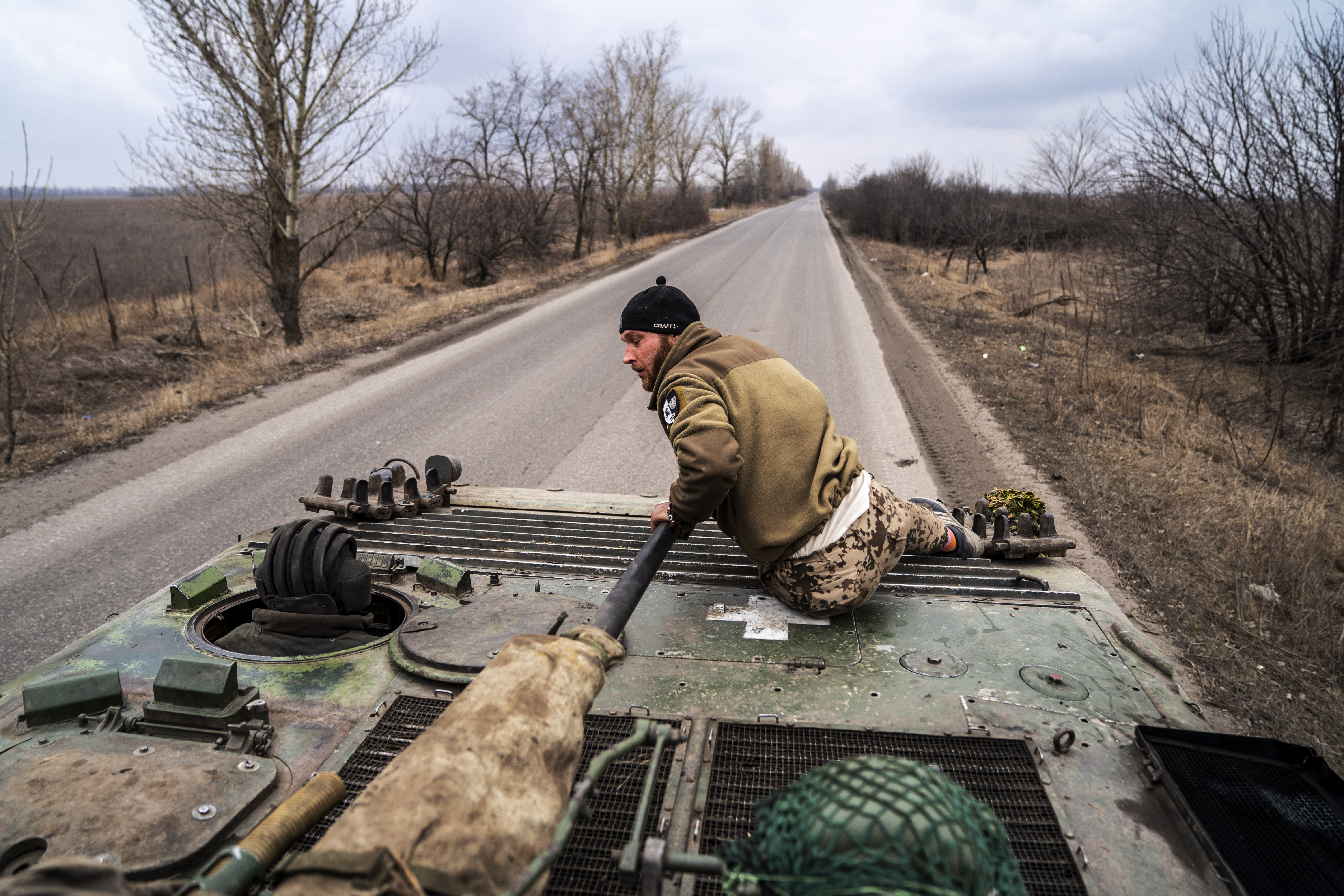 Ukrainische Panzersoldaten bereiten sich auf den Kampf vor, während der Krieg zwischen Russland und der Ukraine in Richtung Liman weitergeht