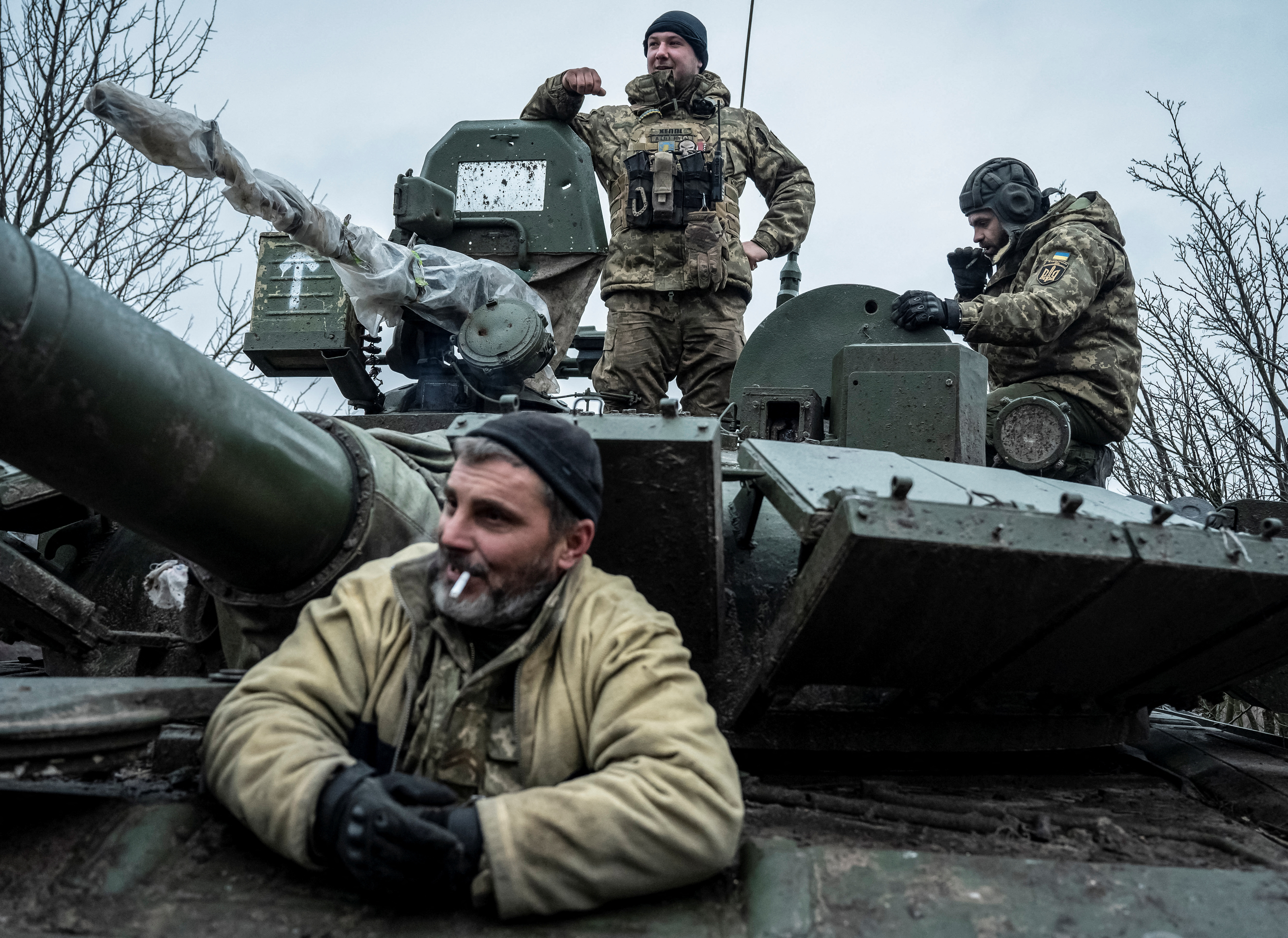 Soldaten des Karpaten-Sich-Bataillons werden im Dezember 2022 auf einem Panzer an vorderster Front in der Nähe der Stadt Liman gesehen