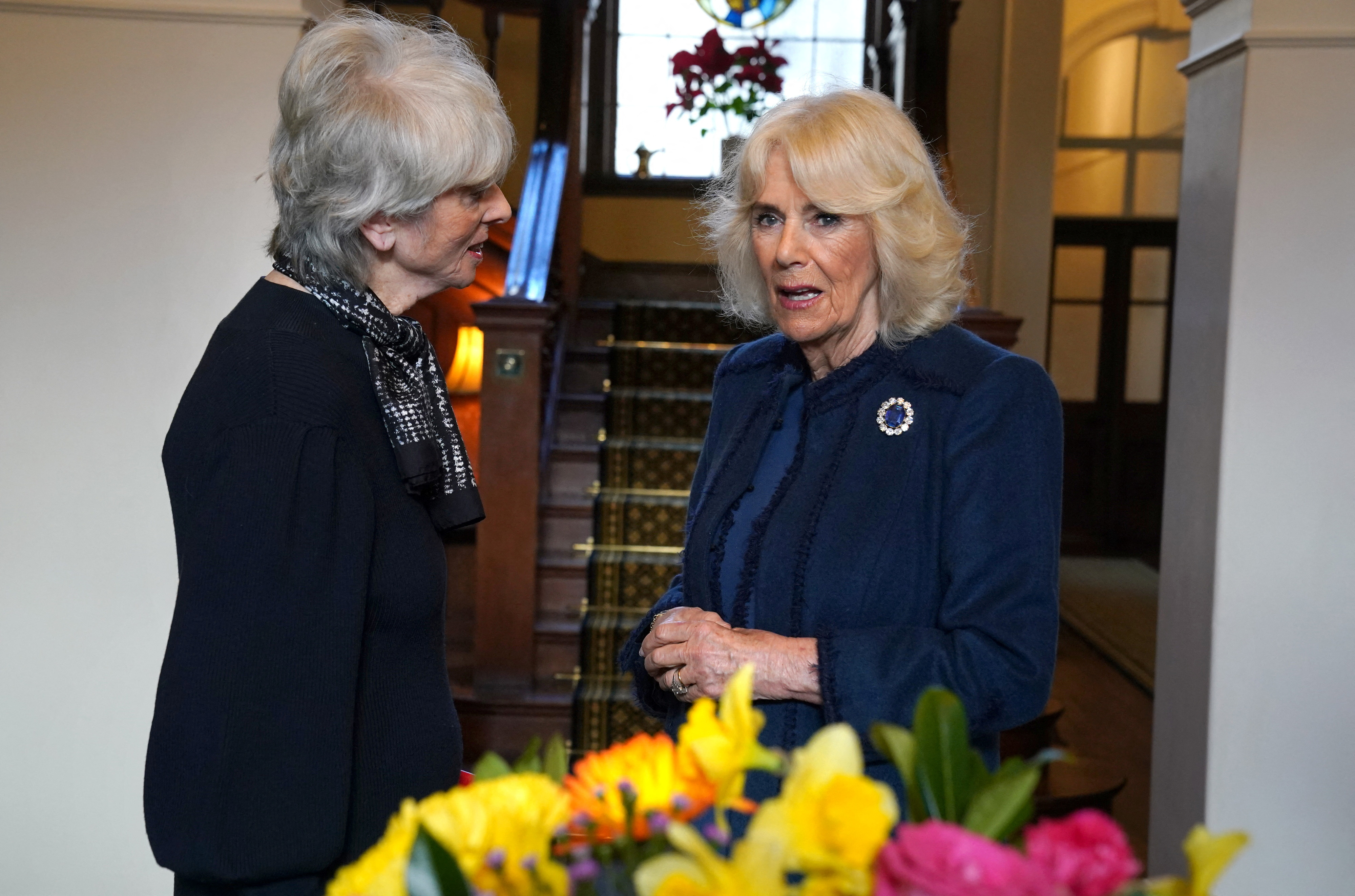 Königin Camilla trifft Diana Parkes CBE, die die Joanna Simpson Foundation gegründet hat
