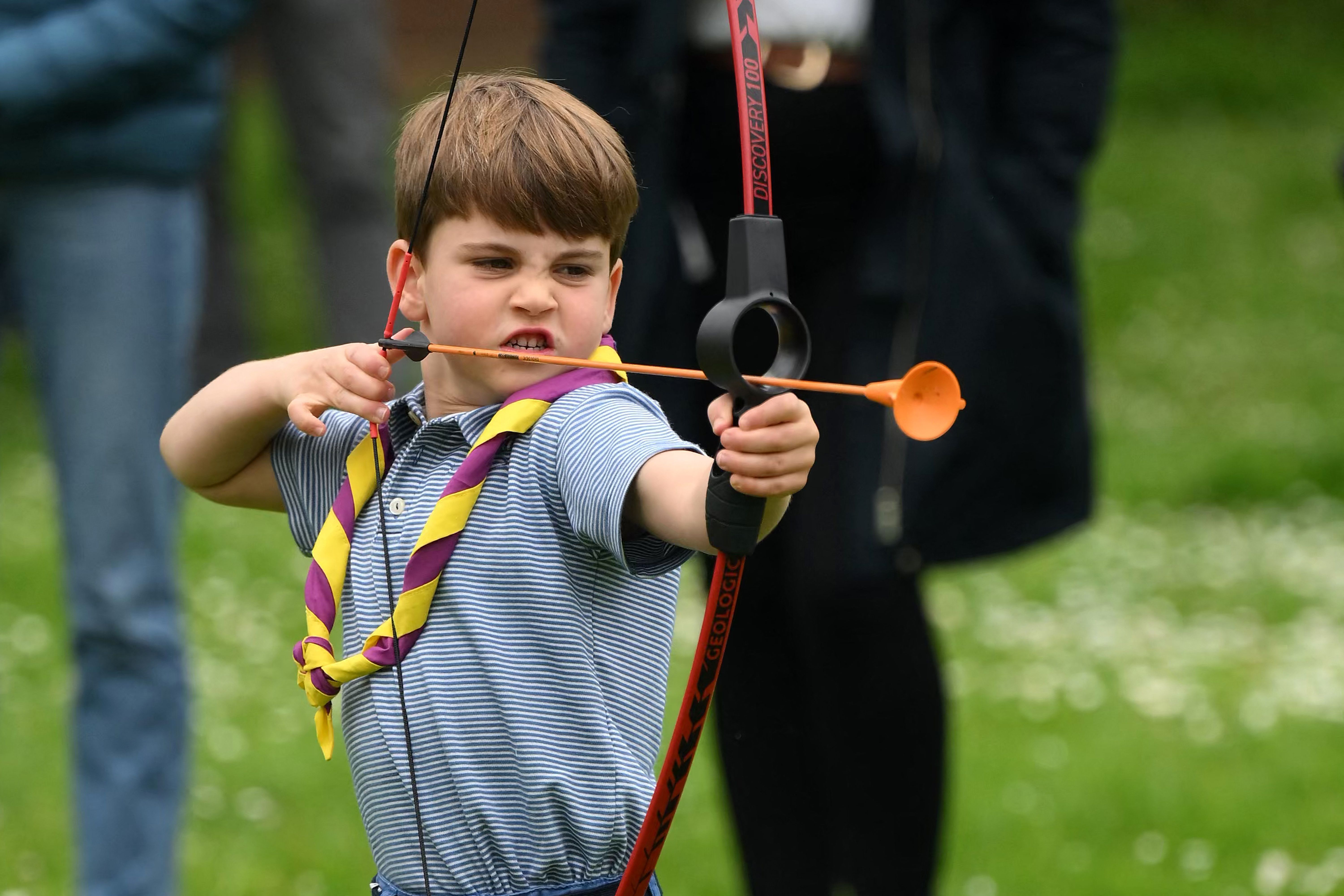 Prinz Louis versucht sich im Bogenschießen, während er am Big Help Out teilnimmt, während eines Besuchs in der 3. Upton Scouts Hut in Slough, westlich von London, am 8. Mai 2023