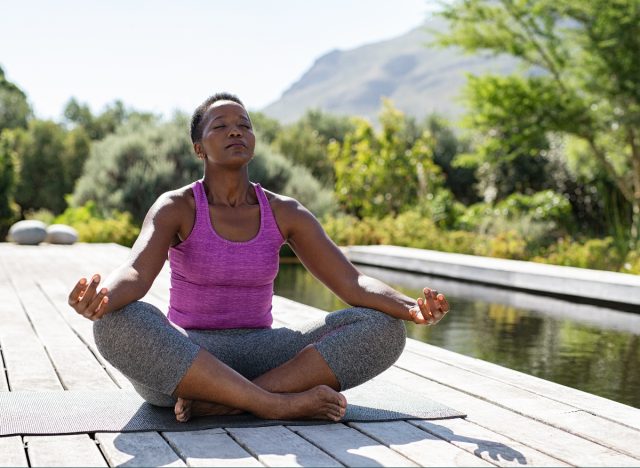 Friedliche Meditation einer Frau, Konzept, wie Sie Ihre Bauchwölbung auf dem Autopiloten schmelzen können