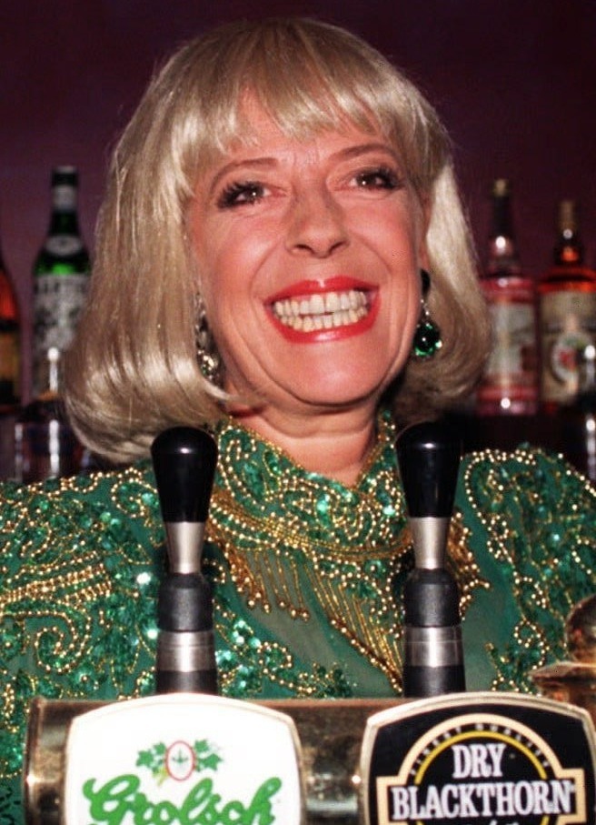 Julie hinter der Bar bei Rover's Return im Jahr 1996