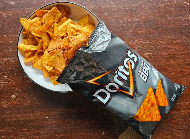 Doritos BBQ-Chips in einer Tüte und einer Schüssel.