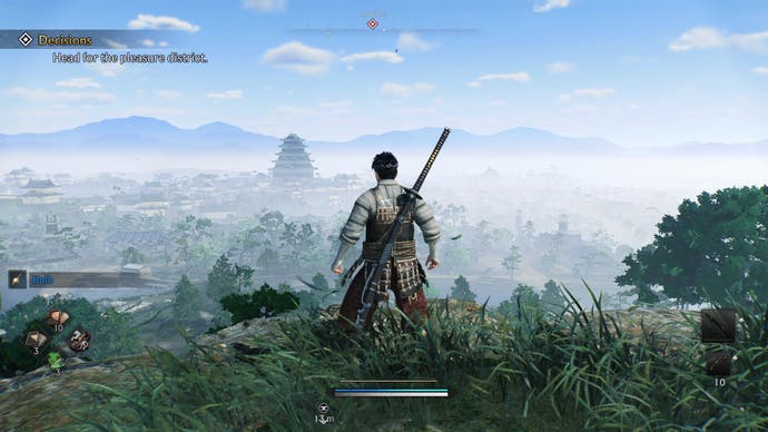 Rise of the Ronin-Rezension 4, Ansicht von oben – Rise of the Ronin-Screenshot, der den Spieler zeigt, der auf einem Hügel steht, mit Blick auf Gebäude darunter, darunter eine Burg.