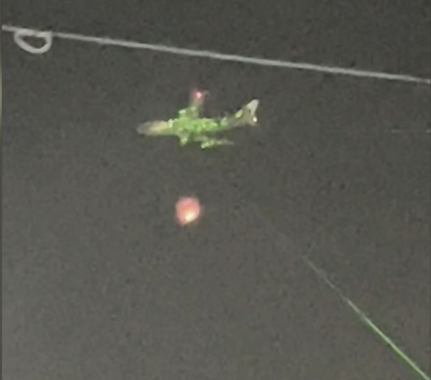 Das Flugzeug wurde von allen Lasern grün beleuchtet