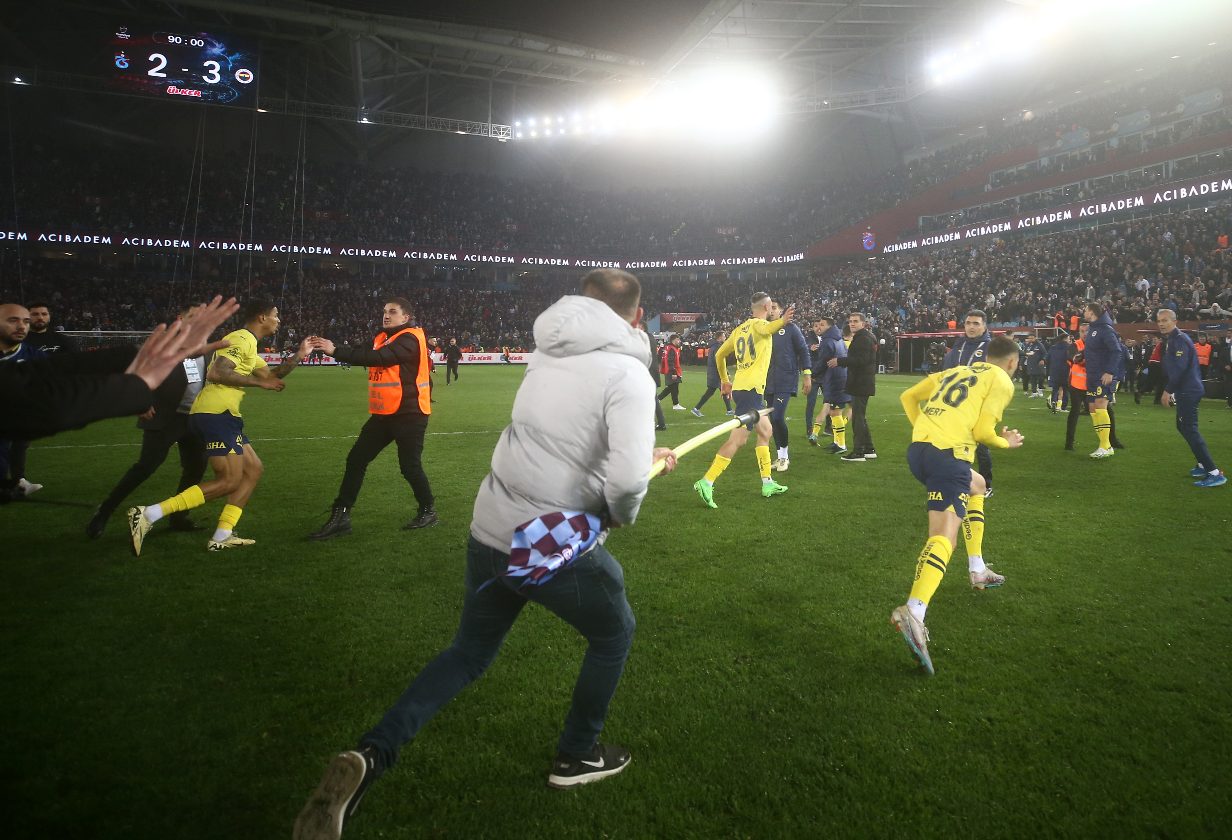 Trabzonspor-Fans versuchten, die Fenerbahce-Stars anzugreifen