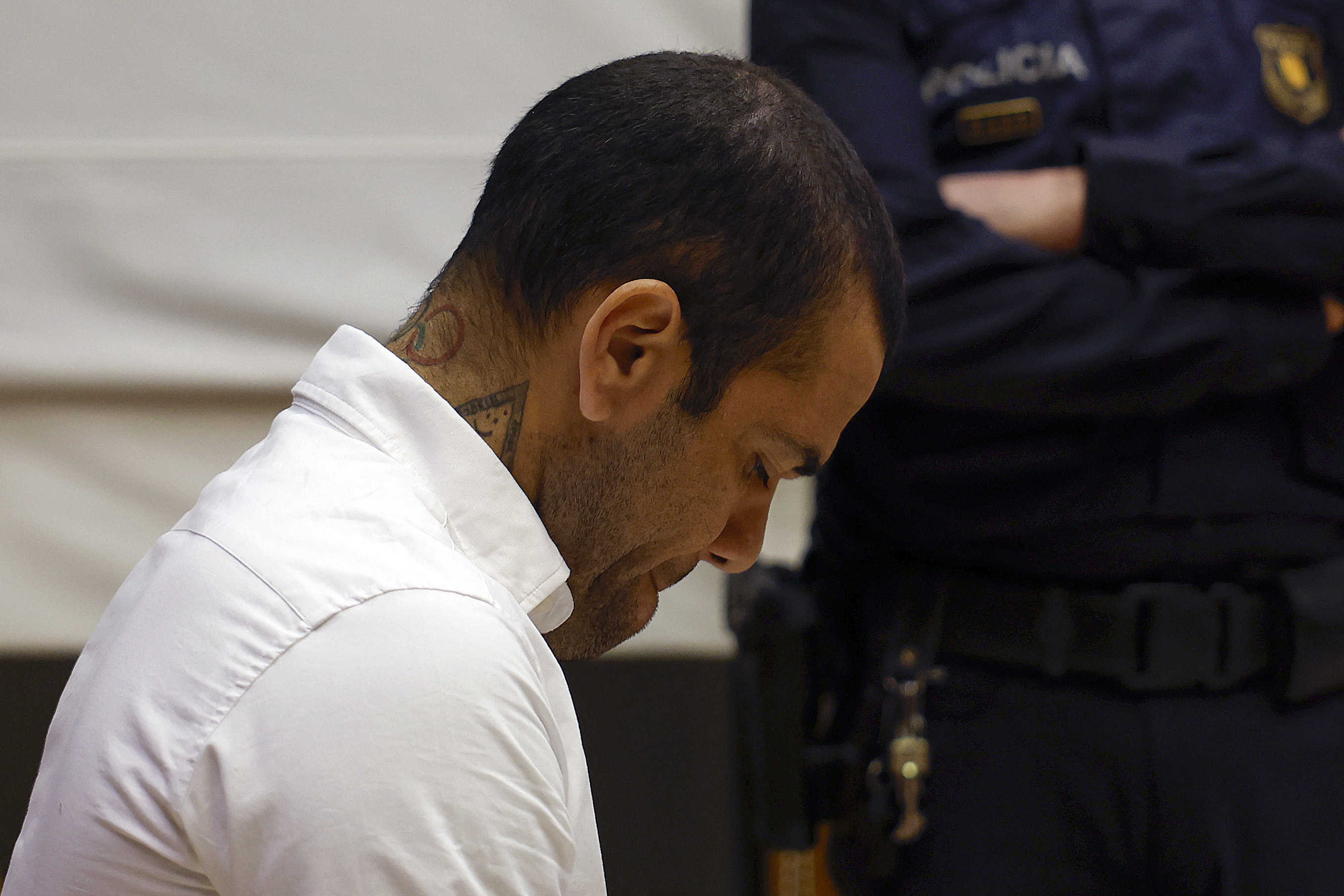 Alves wurde im Februar wegen Vergewaltigung verurteilt, saß aber nur einen Monat hinter Gittern