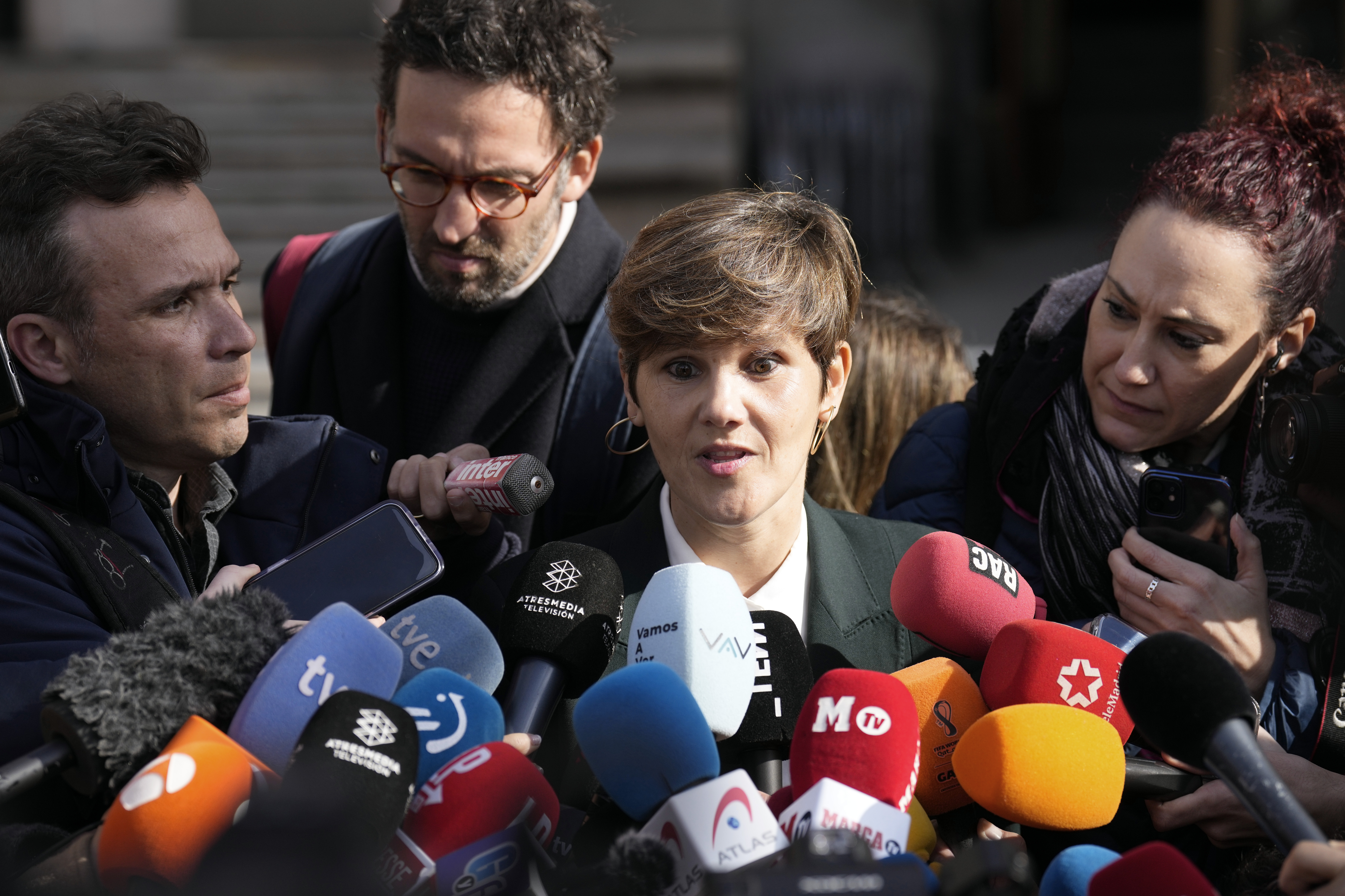 Alves‘ Anwältin Ines Guardiola sagte, ihr Mandant habe nach seiner Festnahme im vergangenen Januar bereits ein Viertel seiner Haftstrafe in Untersuchungshaft verbüßt