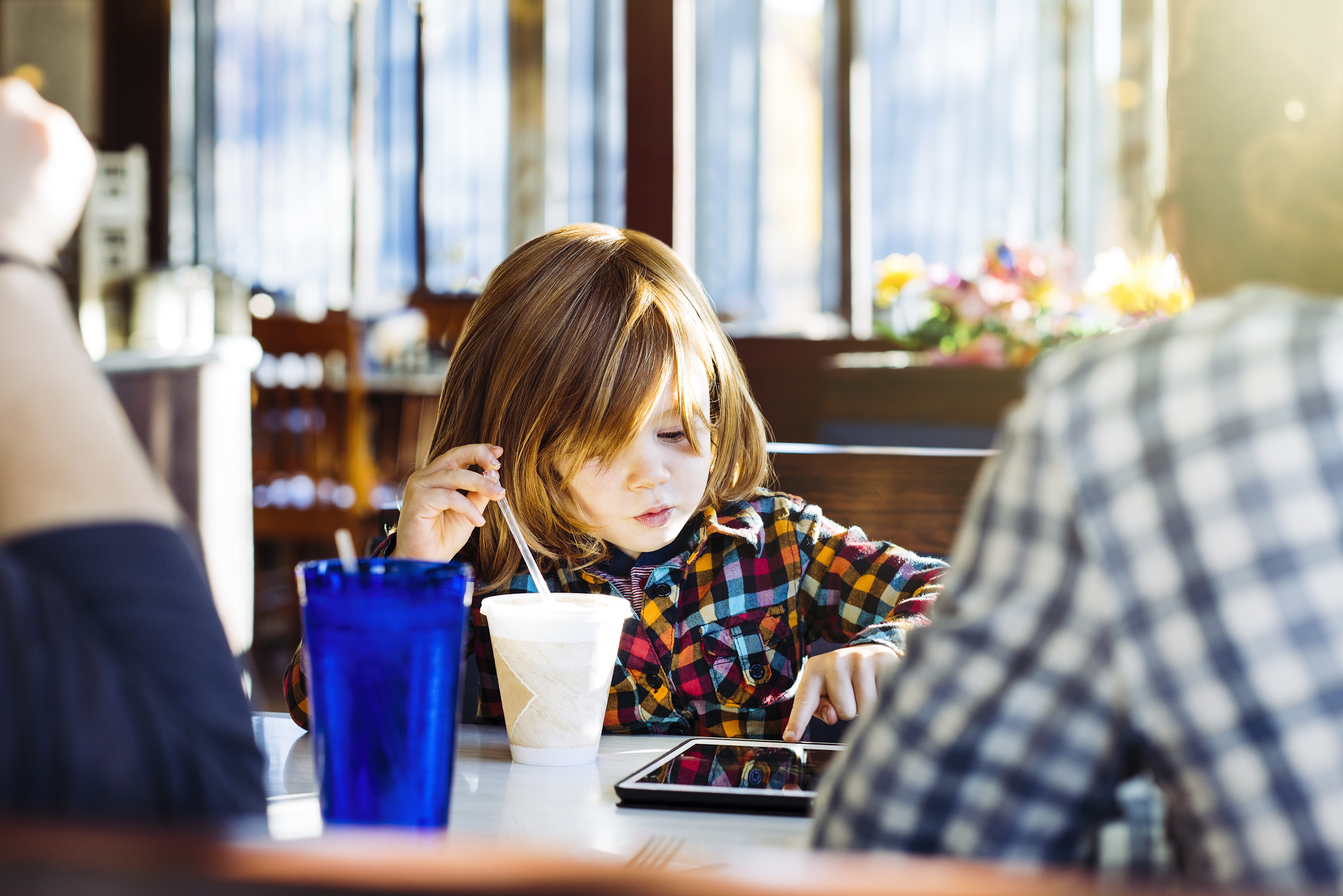 Andere Eltern verteidigten die Tatsache, dass sie ihren Kindern Technologie geben, um sie zu beschäftigen, wenn sie zum Abendessen in ein Restaurant gehen