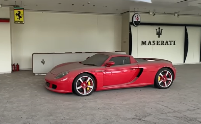 Vorne und in der Mitte ist ein sehr seltener Porsche GT Carrera zu sehen – komplett mit roten Rädern und gelben Bremssätteln