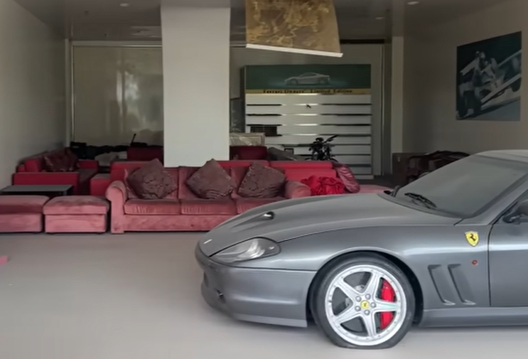 Ein Teil des Daches hängt über dem Ferrari