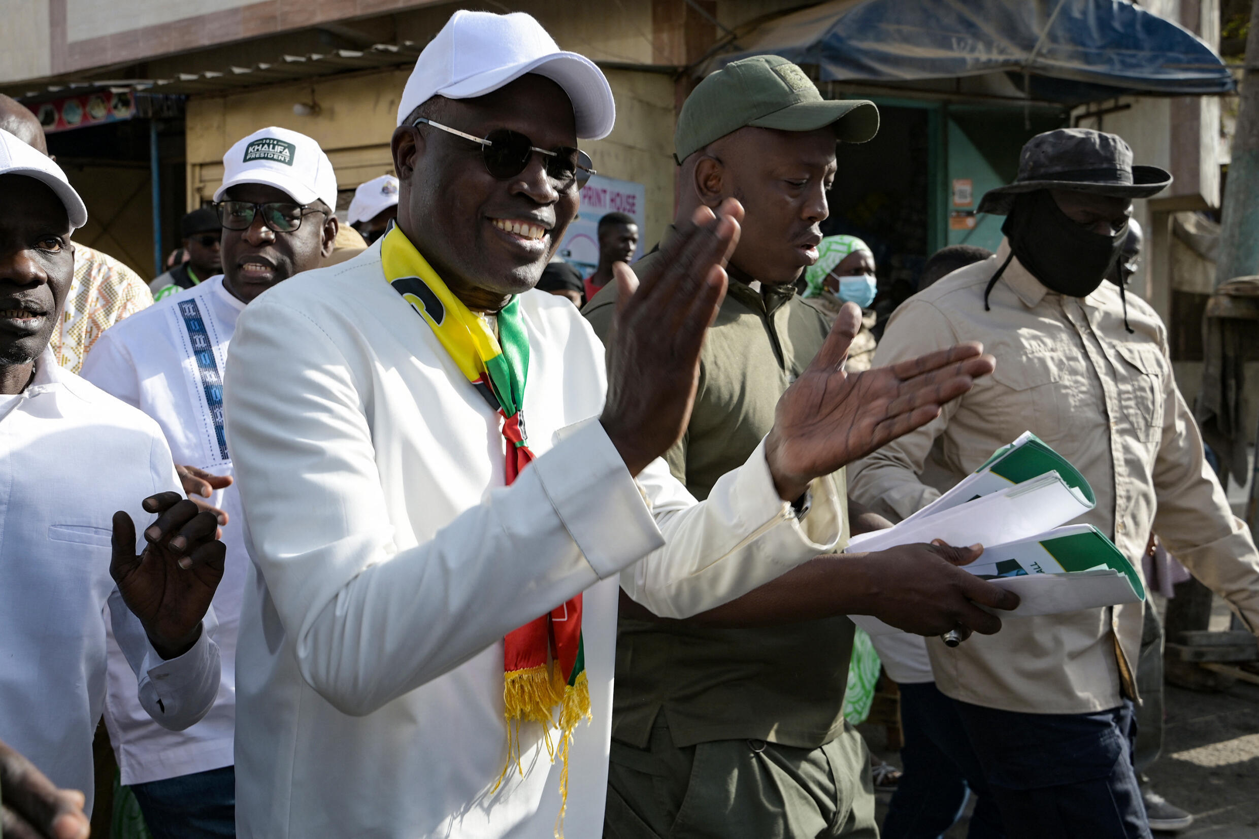 Präsidentschaftskandidat Khalifa Sall begrüßt seine Anhänger während einer Tour durch mehrere Gebiete in Senegals Hauptstadt Dakar am 9. März 2024.