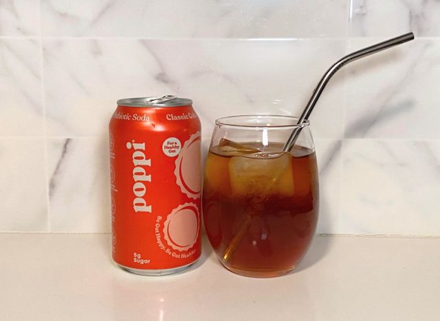 Poppi Classic Cola neben einem Sodaglas