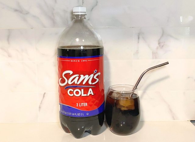 Sams Cola-Flasche neben einem Sodaglas