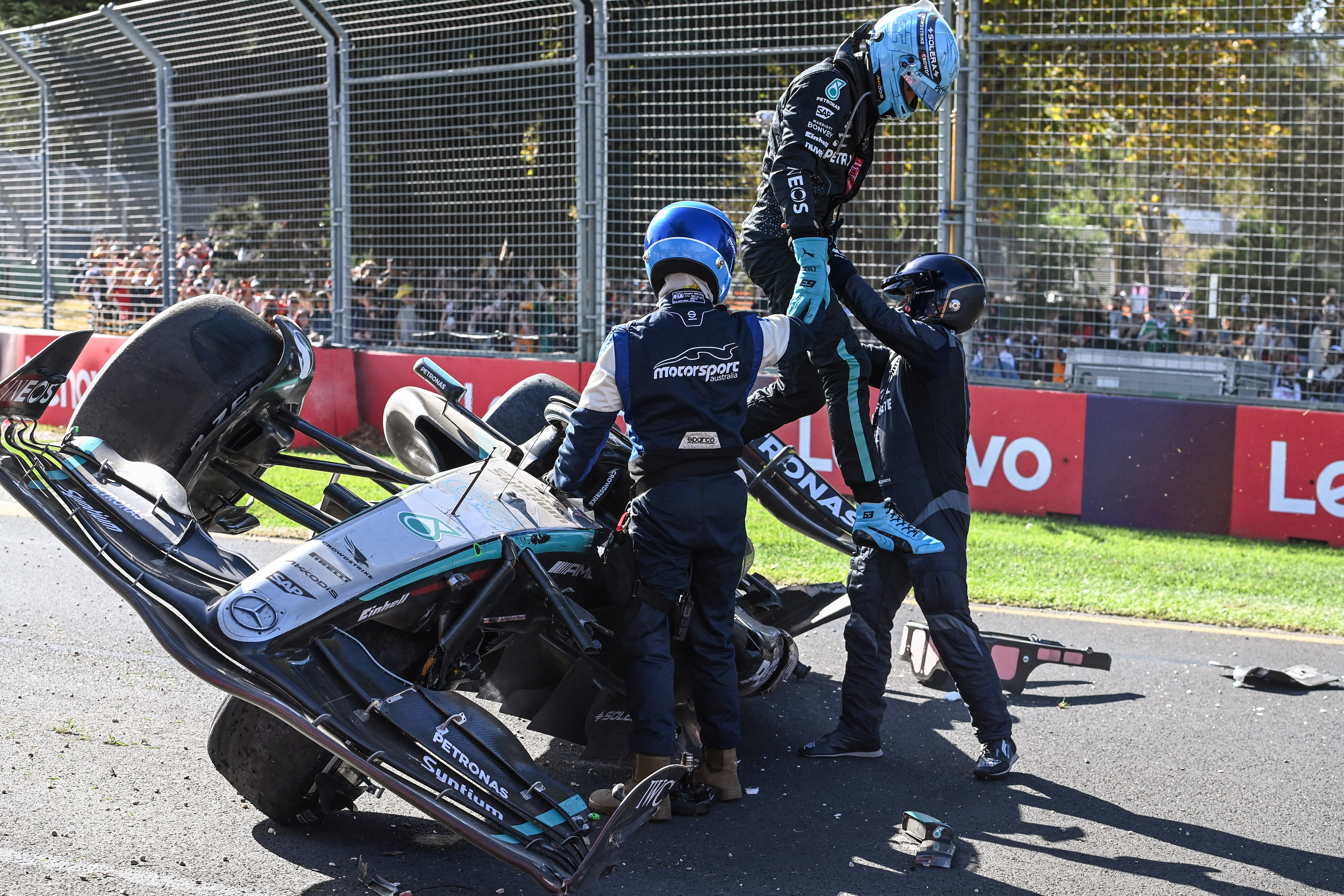 George Russell von Mercedes hatte in der letzten Runde einen schweren Unfall, nachdem er Fernando Alonso berührt hatte