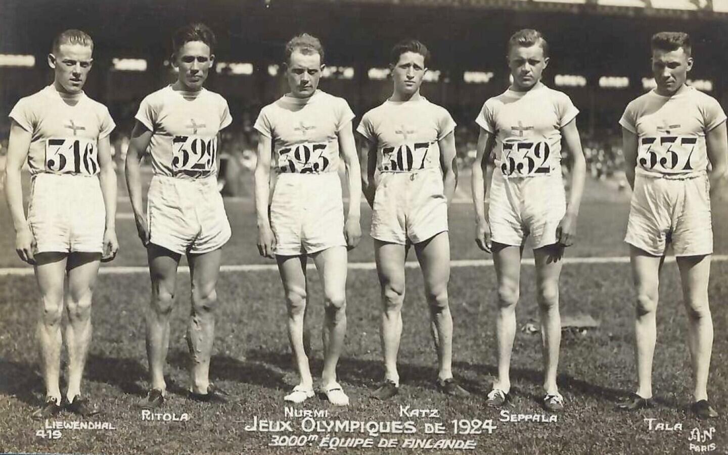 Mitglieder der finnischen Leichtathletikmannschaft bei den Olympischen Spielen 1924, darunter Ville Ritola und Paavo Nurmi.