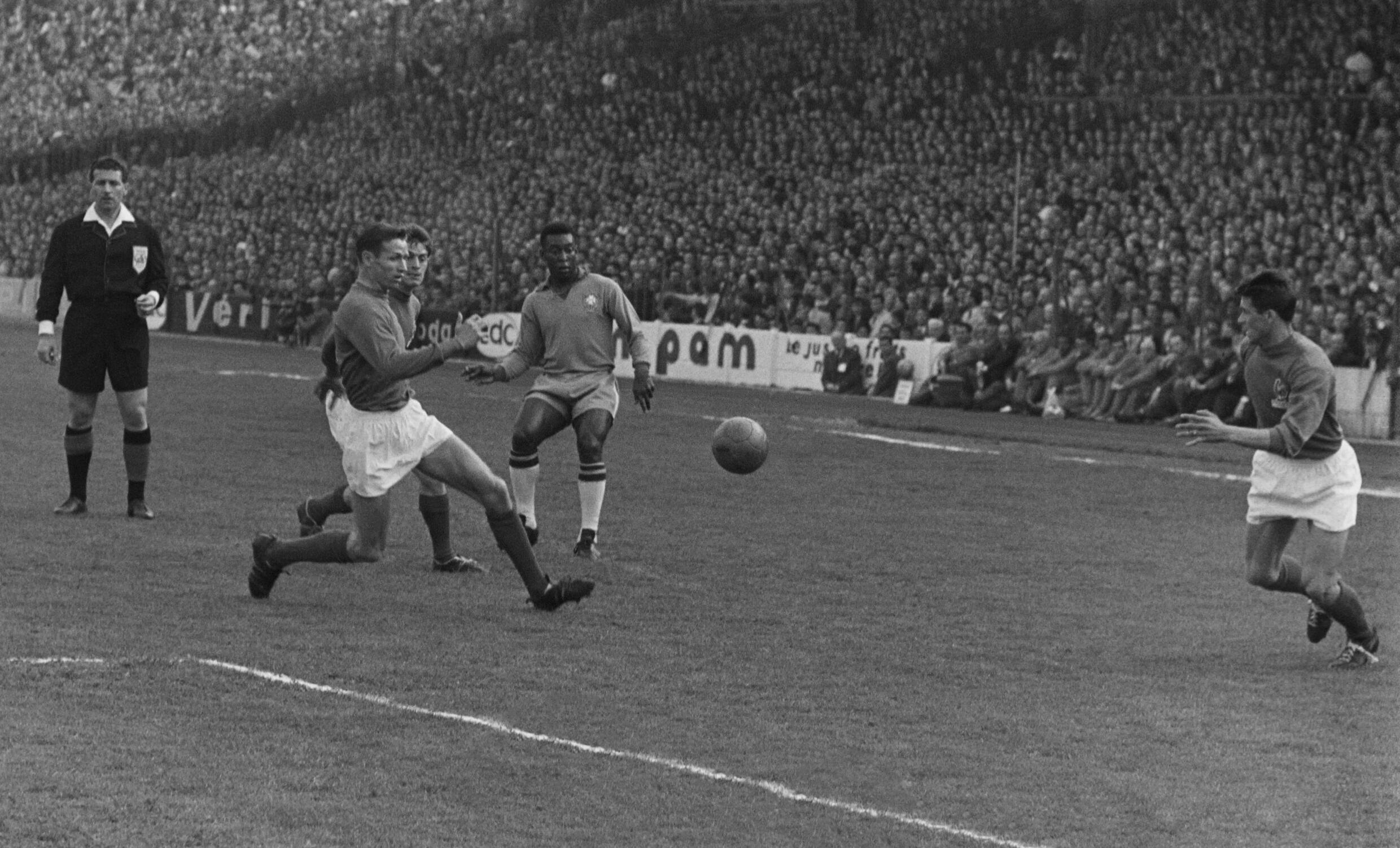 Der brasilianische Fußballspieler Pelé (Mitte) ist am 28. April 1963 in Colombes von drei französischen Spielern umgeben.  Pele erzielte alle drei Tore für sein Team, als Brasilien Frankreich mit 3:2 besiegte.