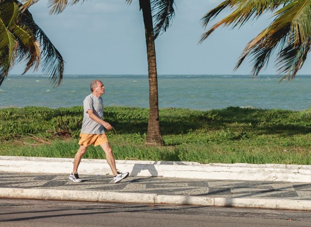 Mann, der draußen in der Nähe eines tropischen Strandes Sport treibt