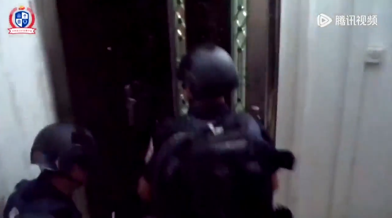 Das Filmmaterial zeigt den Moment, in dem chinesische Polizisten Türen einschlagen