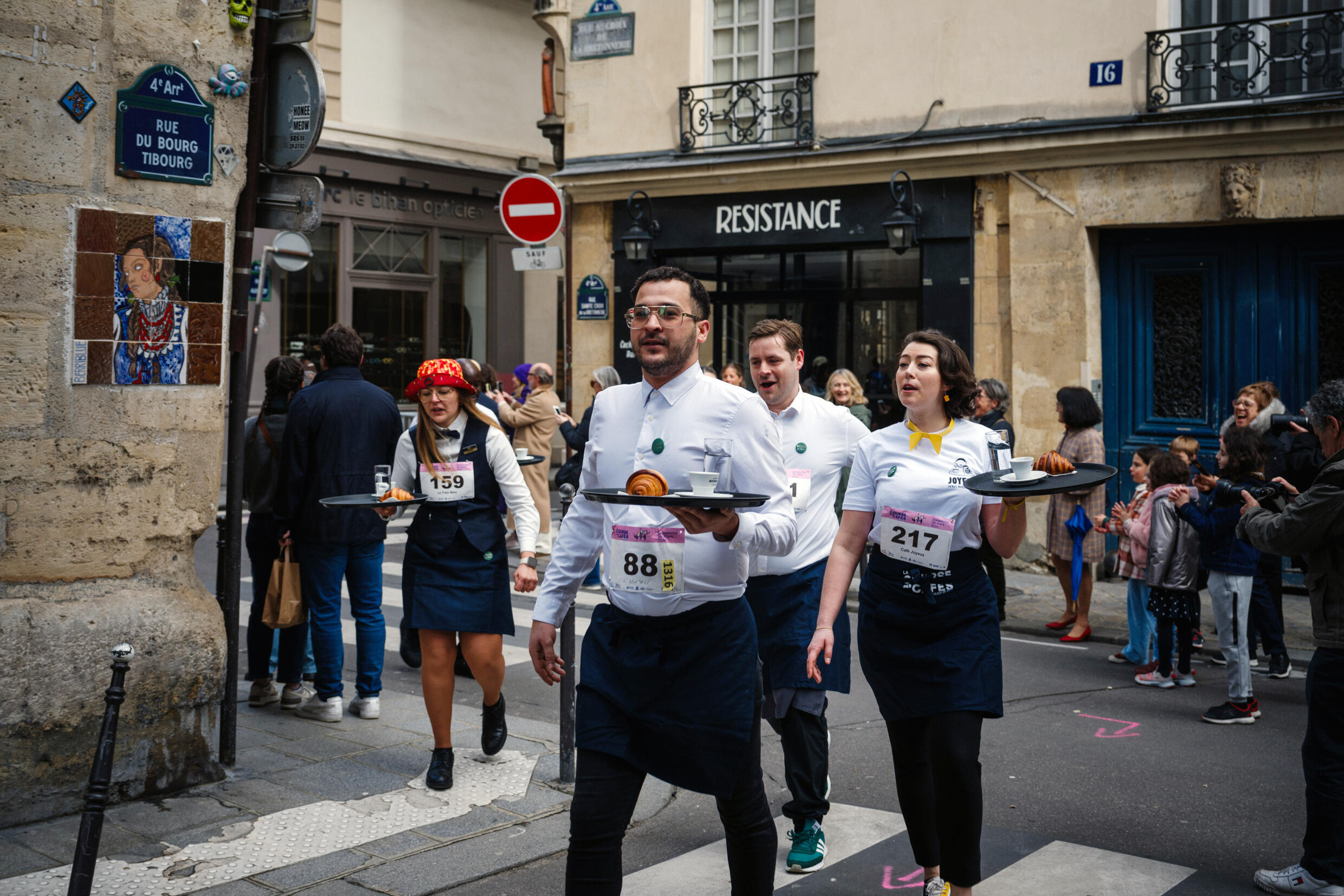 Die Teilnehmer schlängelten sich durch die mittelalterlichen Straßen des Marais-Viertels